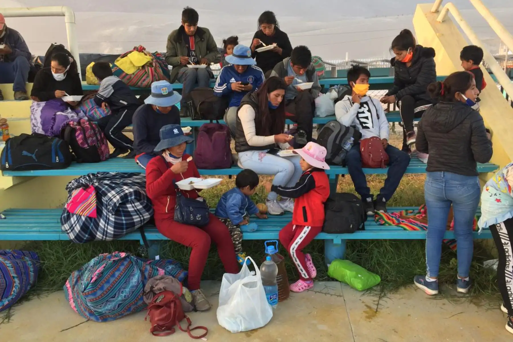 Hombres, mujeres, niños y ancianos caminaron por más de doce horas hasta llegar a Camaná, en la región Arequipa. Foto: ANDINA/difusión.