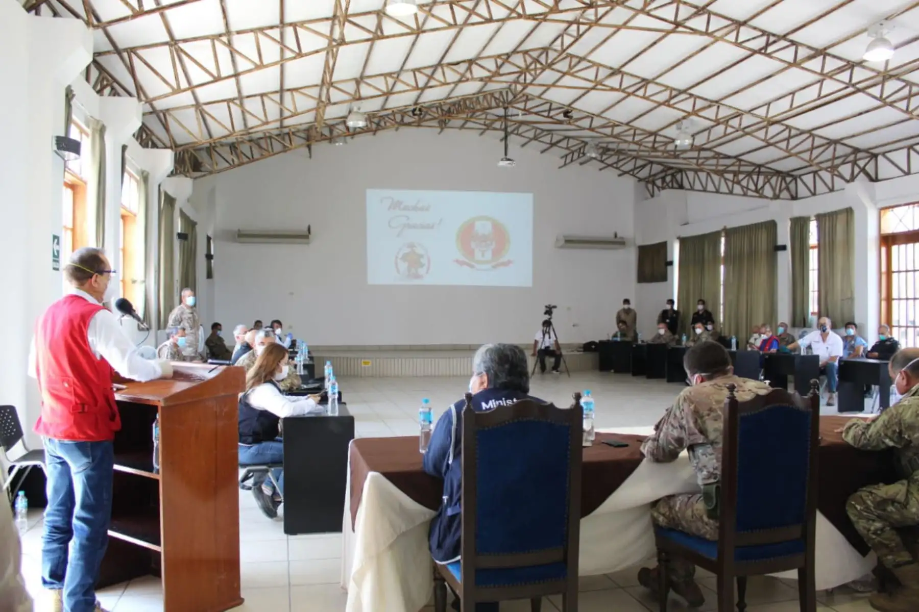 Ministro de Defensa, Walter Martos, y el titular de Agricultura, Jorge Montenegro llegan a Lambayeque, para evaluar junto a las autoridades locales y el Comando de Operaciones Regional COVID-19, las acciones multisectoriales implementadas para combatir el COVID -19. 
Foto: Mindef