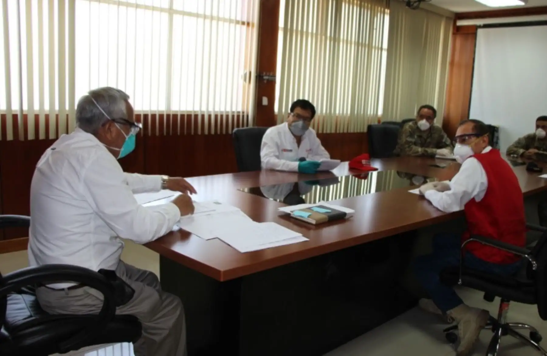 Los ministros de Agricultura y Riego, Jorge Montenegro; y de Defensa, Walter Martos, se reúnen con miembros del Comando Regional Covid-19, encabezado por el gobernador regional, Anselmo Lozano e integrado por representantes del Ejército peruano.