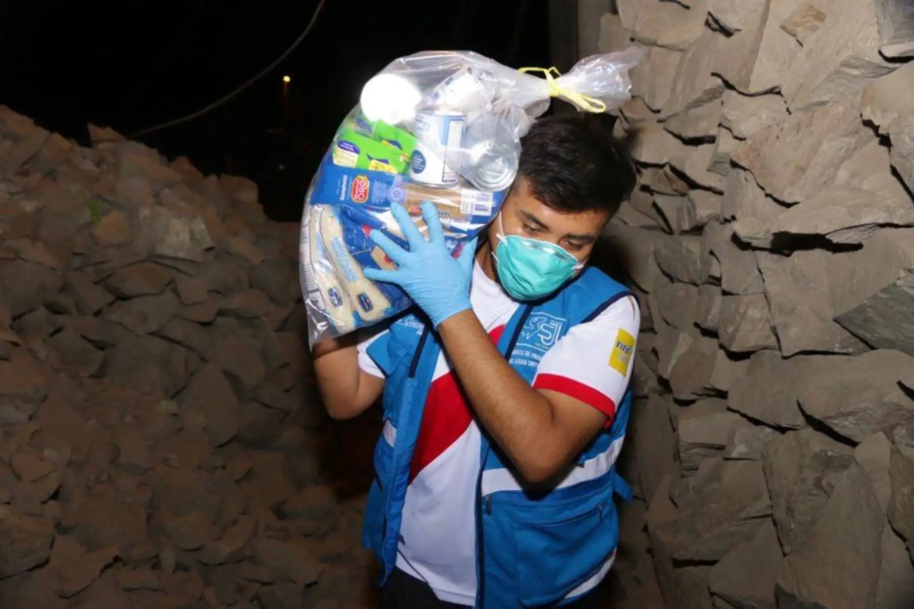 La entrega de las canastas básicas familiares a las personas más vulnerables de las comunas 4,5, 7,12,13 y 17. del distrito. Foto: ANDINA/Municipalidad de San Juan de Lurigancho