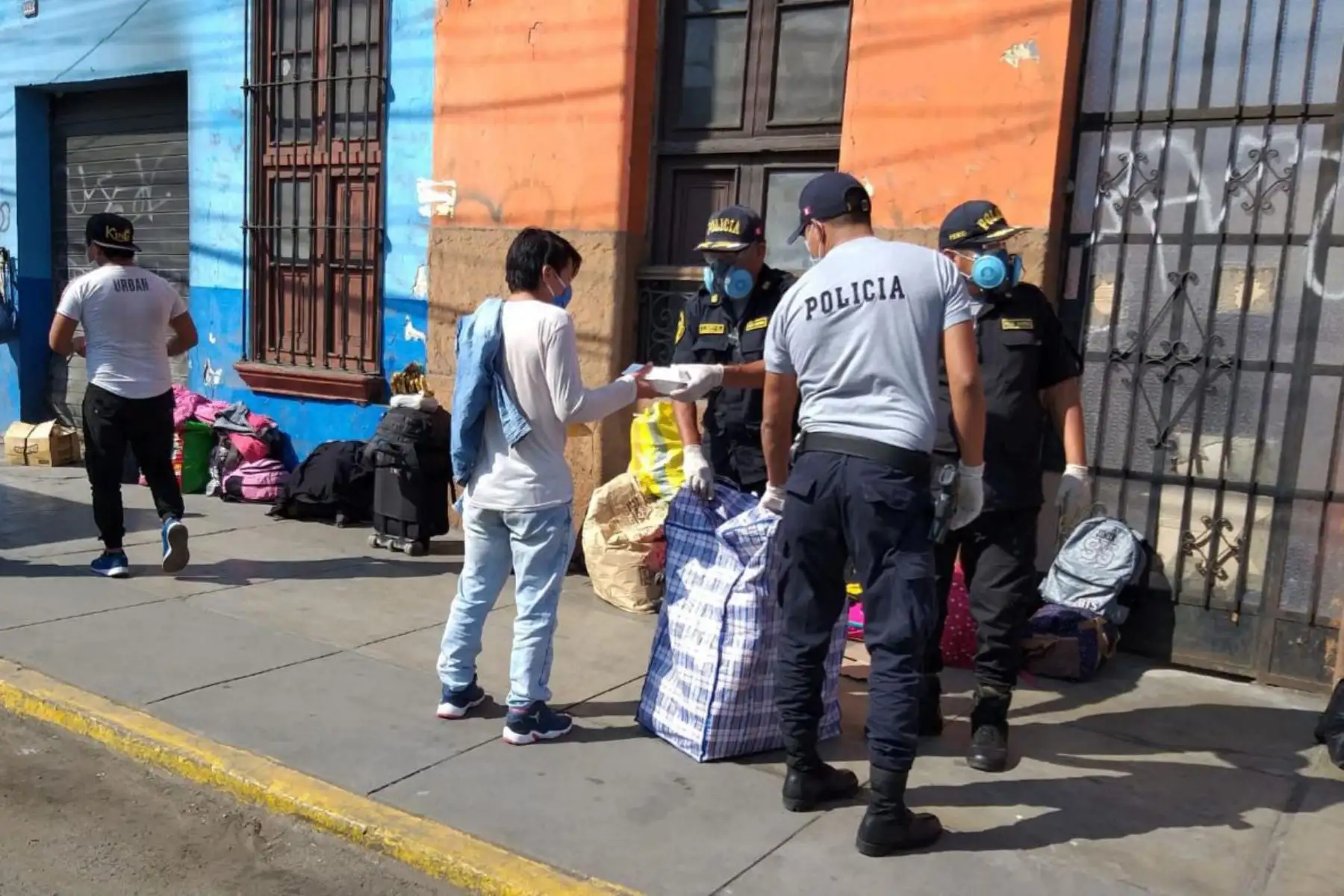 Agentes de la Unidad de Servicios Especiales (USE) de la Policía Perú, repartieron 80 raciones de comida a las personas que estaban ubicadas en la Av. 28 de Julio en La Victoria a la espera de viajar a Piura. Foto: ANDINA/ @PoliciaPeru.