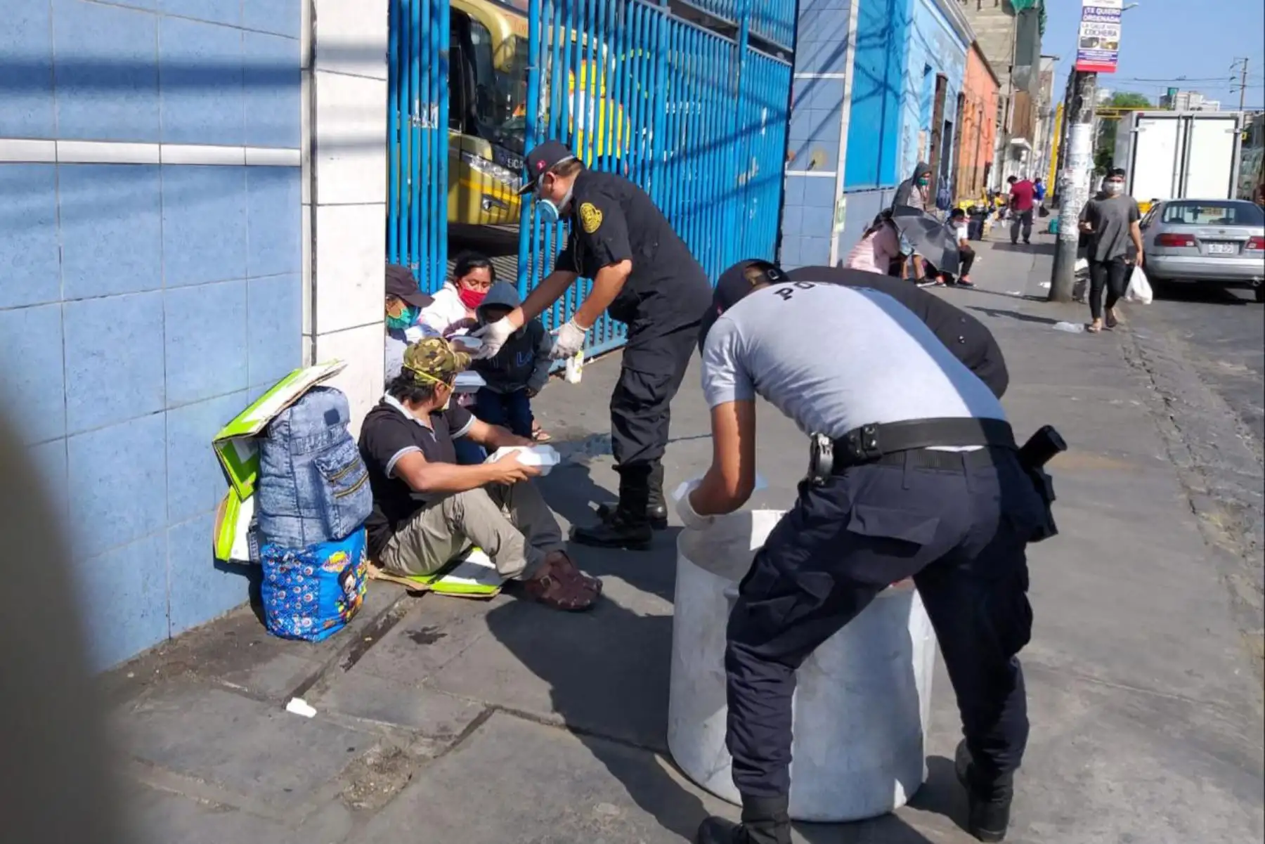 Agentes de la Unidad de Servicios Especiales (USE) de la Policía Perú, repartieron 80 raciones de comida a las personas que estaban ubicadas en la Av. 28 de Julio en La Victoria a la espera de viajar a Piura. Foto: ANDINA/ @PoliciaPeru.