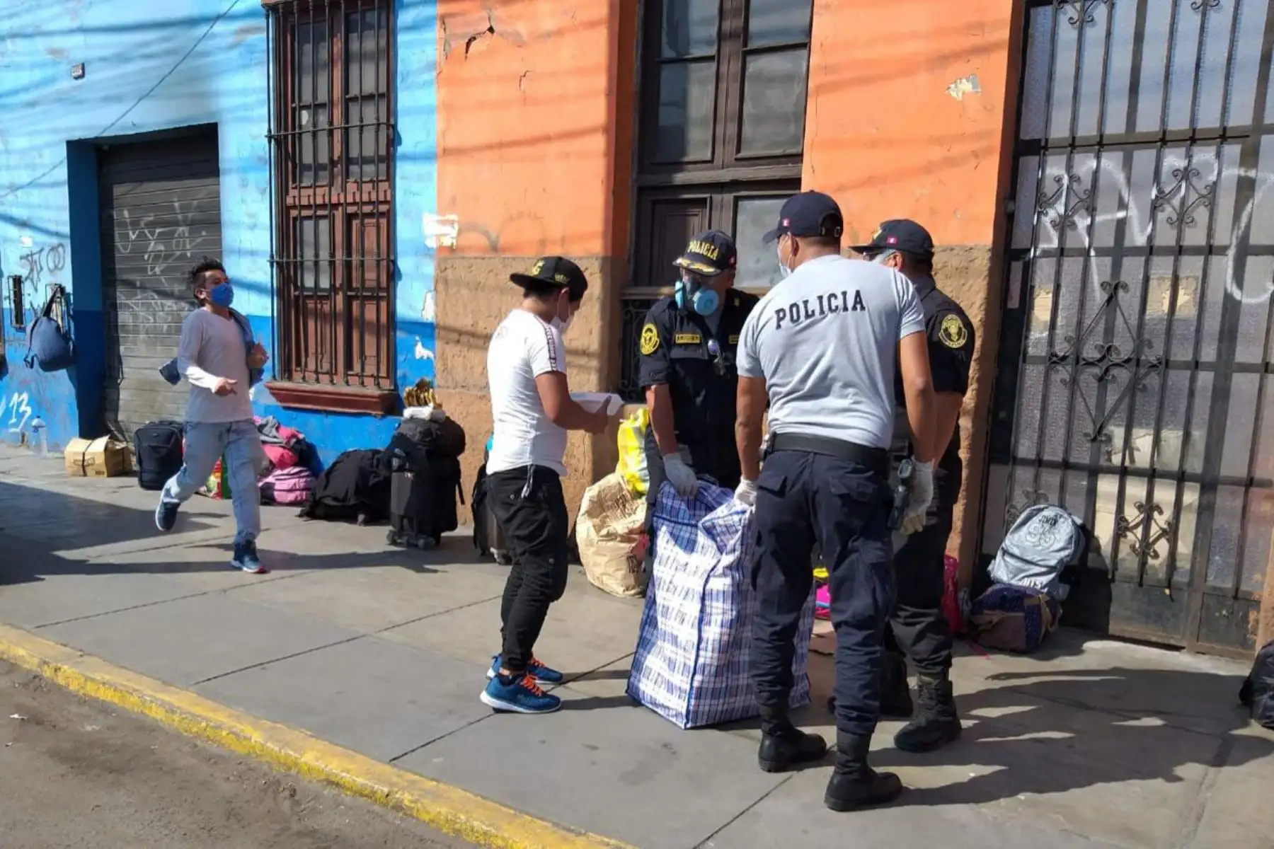 Agentes de la Unidad de Servicios Especiales (USE) de la Policía Perú, repartieron 80 raciones de comida a las personas que estaban ubicadas en la Av. 28 de Julio en La Victoria a la espera de viajar a Piura. Foto: ANDINA/ @PoliciaPeru.
