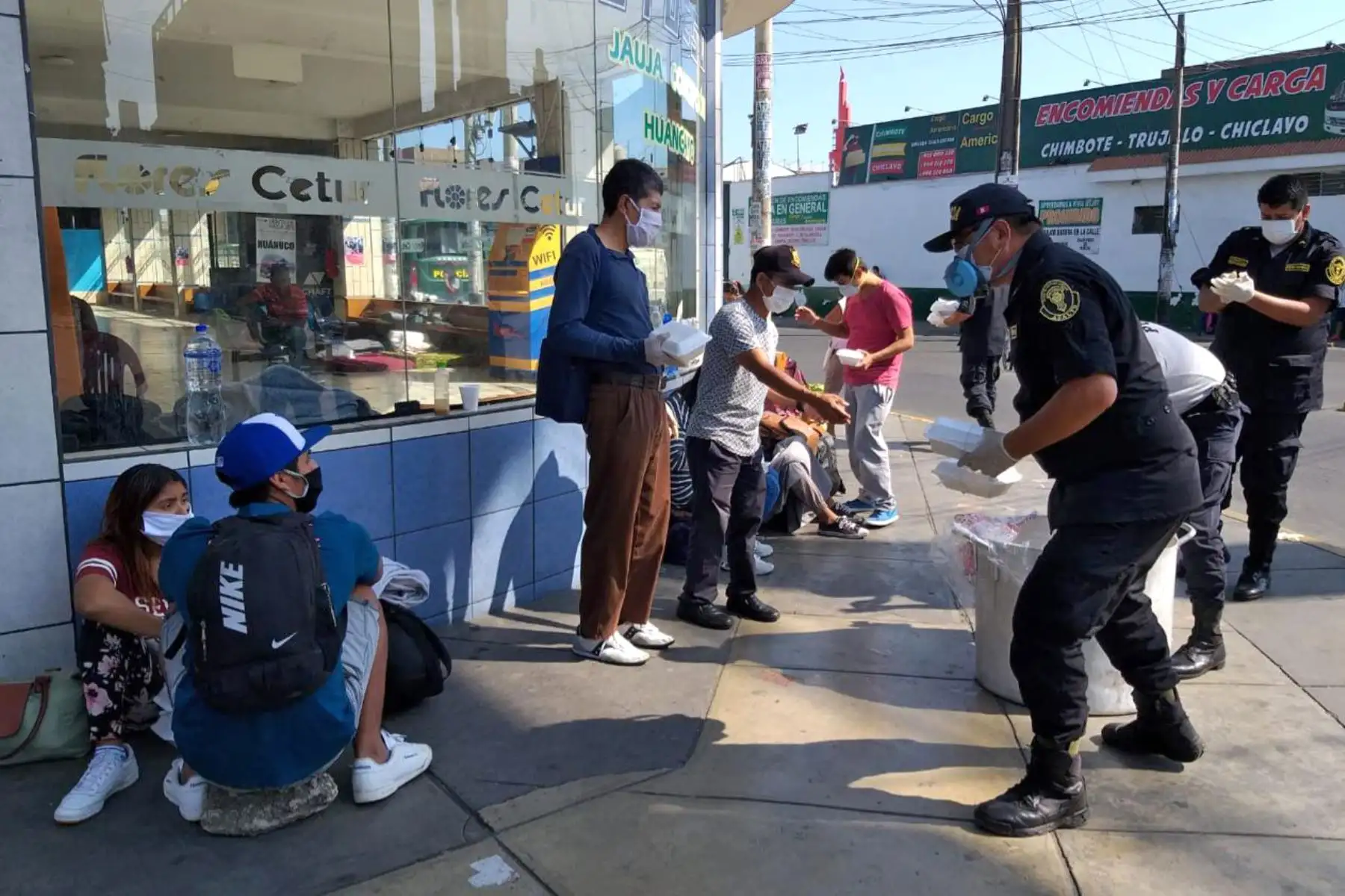 Agentes de la Unidad de Servicios Especiales (USE) de la Policía Perú, repartieron 80 raciones de comida a las personas que estaban ubicadas en la Av. 28 de Julio en La Victoria a la espera de viajar a Piura. Foto: ANDINA/ @PoliciaPeru.