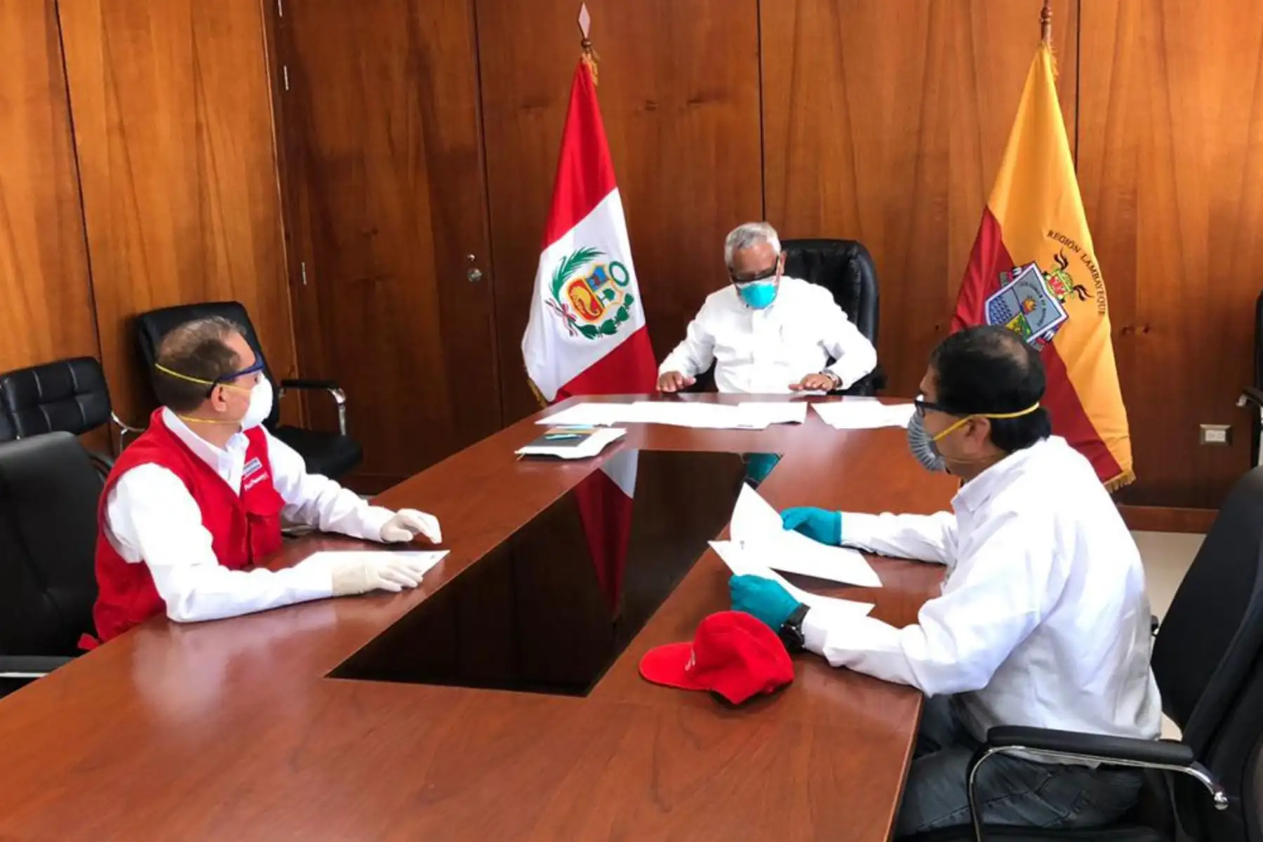 Ministro de Defensa, Walter Martos, y el titular de Agricultura, Jorge Montenegro llegan a Lambayeque, para evaluar junto a las autoridades locales y el Comando de Operaciones Regional COVID-19, las acciones multisectoriales implementadas para combatir el COVID -19. 
Foto: Mindef