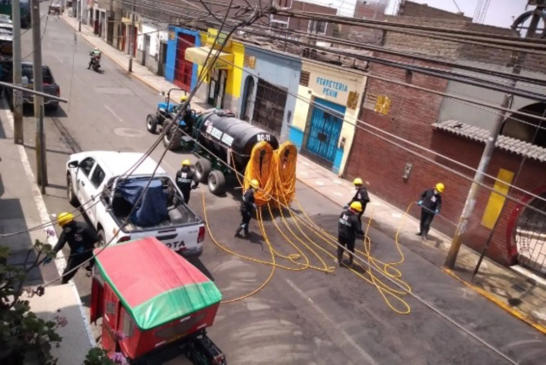 Maquinaria pesada de empresas agrícolas fue puesta a disposición de la municipalidad de Huaral para apoyar las labores de fumigación y desinfección. Foto: ANDINA/Difusión