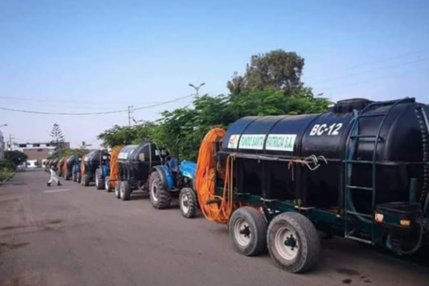 Maquinaria pesada de empresas agrícolas fue puesta a disposición de la municipalidad de Huaral para apoyar las labores de fumigación y desinfección. Foto: ANDINA/Difusión