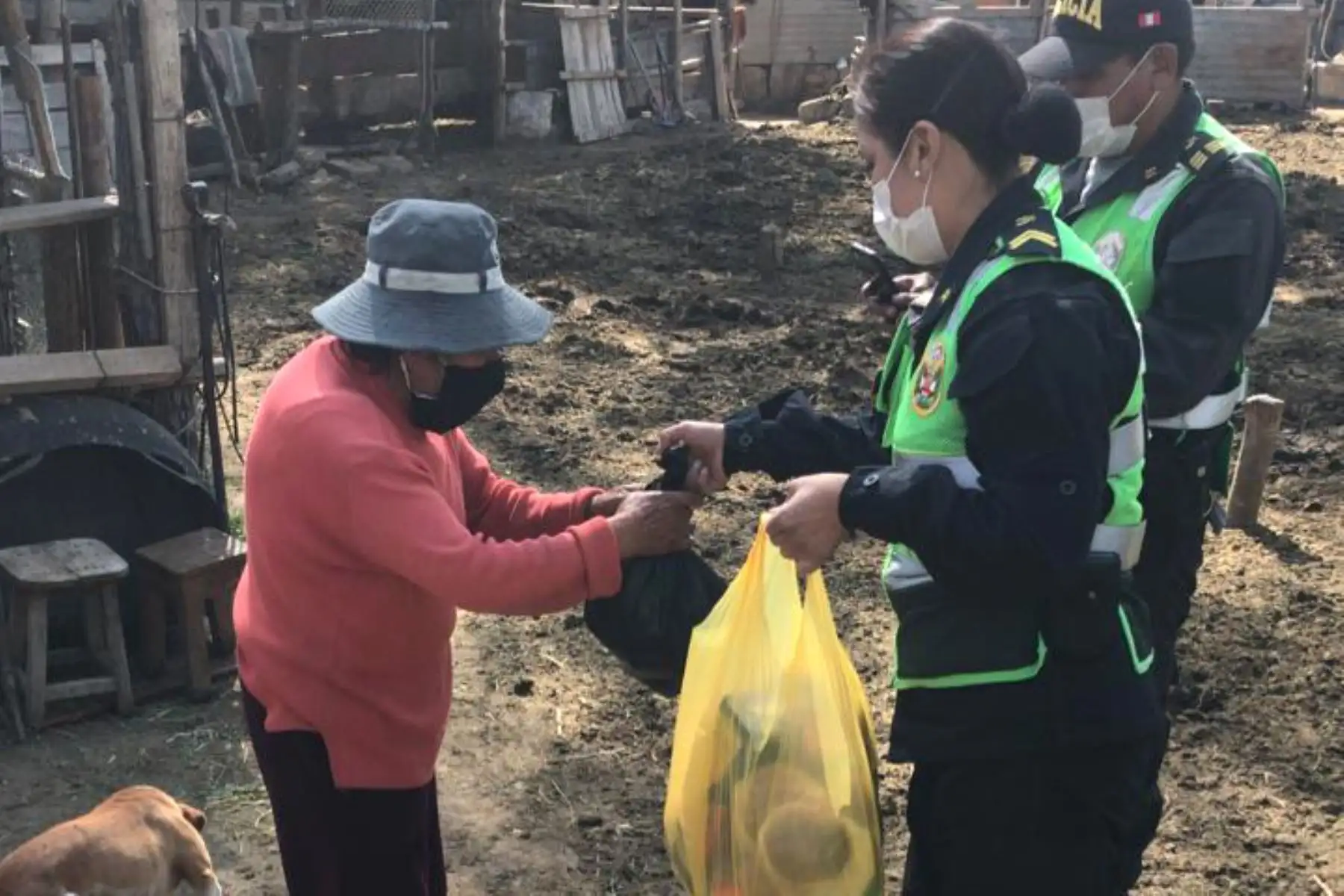 Efectivos de la Comisaría Simón Bolívar de Arequipa realizaron entrega de víveres a las familias de bajos recursos, en los diferentes puntos de la localidad. Foto: ANDINA/Policíaperú.