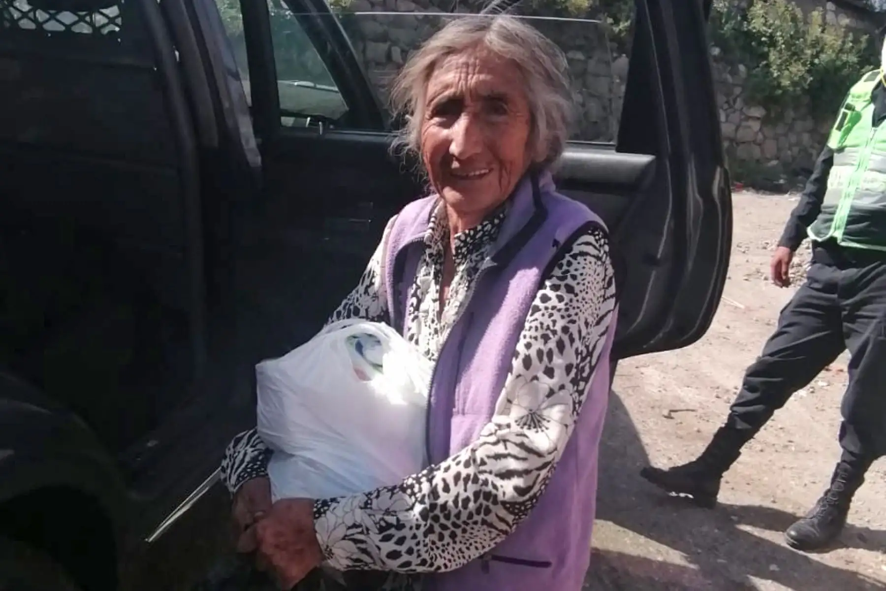 Efectivos de la Comisaría Simón Bolívar de Arequipa realizaron entrega de víveres a las familias de bajos recursos, en los diferentes puntos de la localidad. Foto: ANDINA/Policíaperú.