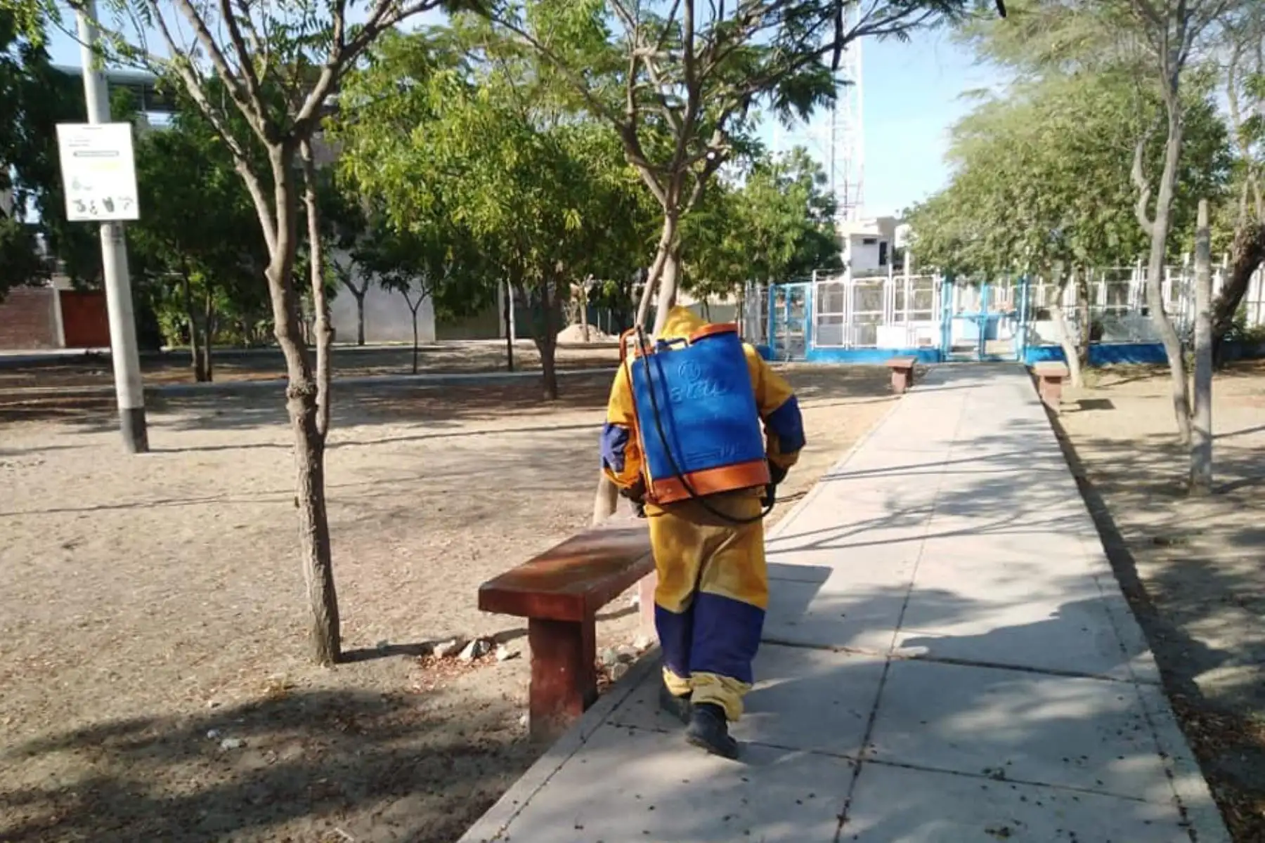 Personal de la Municipalidad de Piura continúa trabajos de desinfección en avenidas principales, alrededores de hospitales y urbanizaciones de la región. Foto: ANDINA/Muncipalidad de Piura