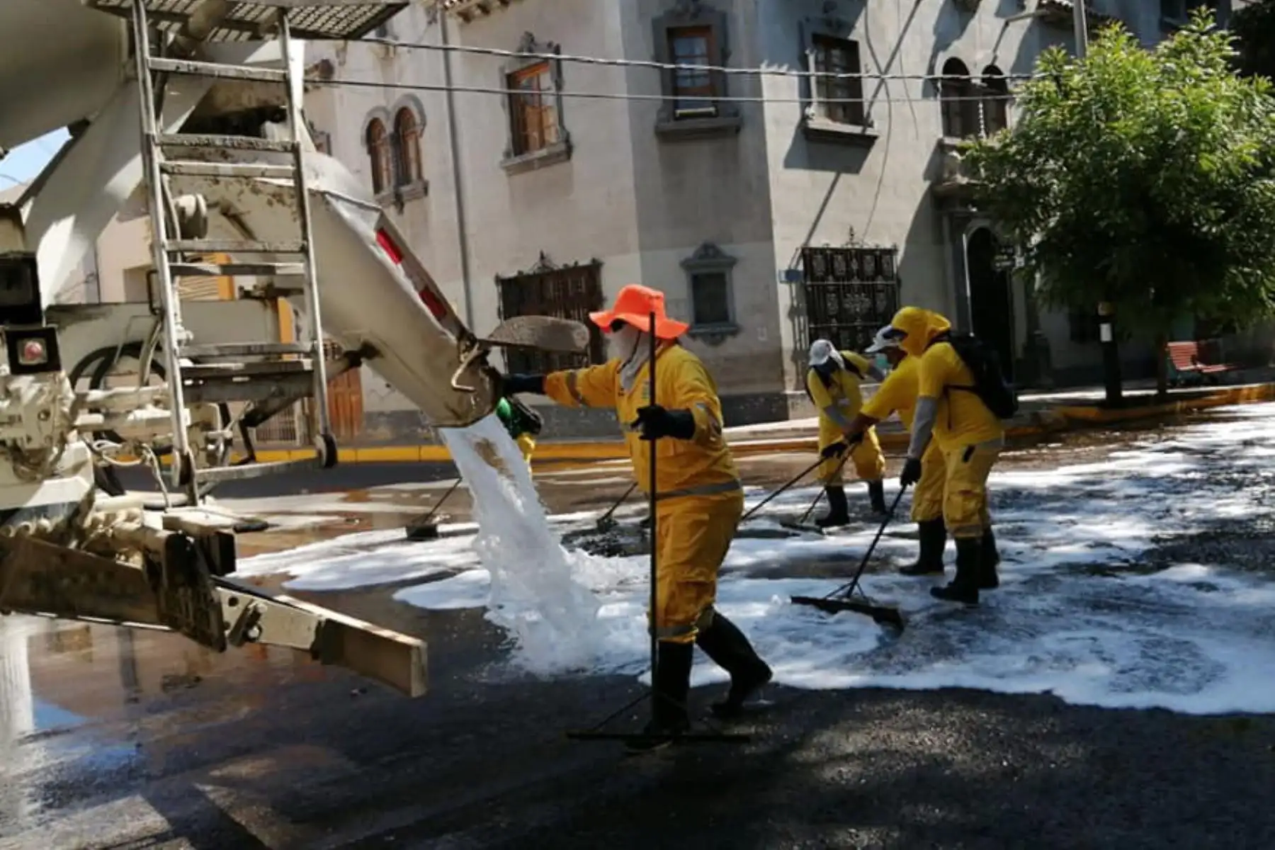 Personal de la Municipalidad de Piura continúa trabajos de desinfección en avenidas principales de la ciudad. Foto: ANDINA/Muncipalidad de Piura