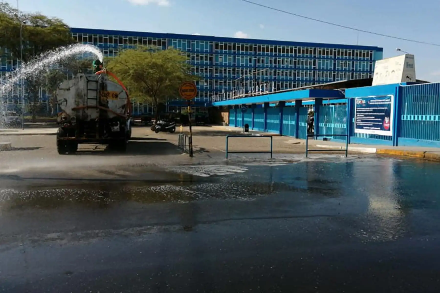 Se ejecutó la desinfección del Centro Histórico de Piura y el Hospital Regional Cayetano Heredia. Foto: ANDINA/Muncipalidad de Piura