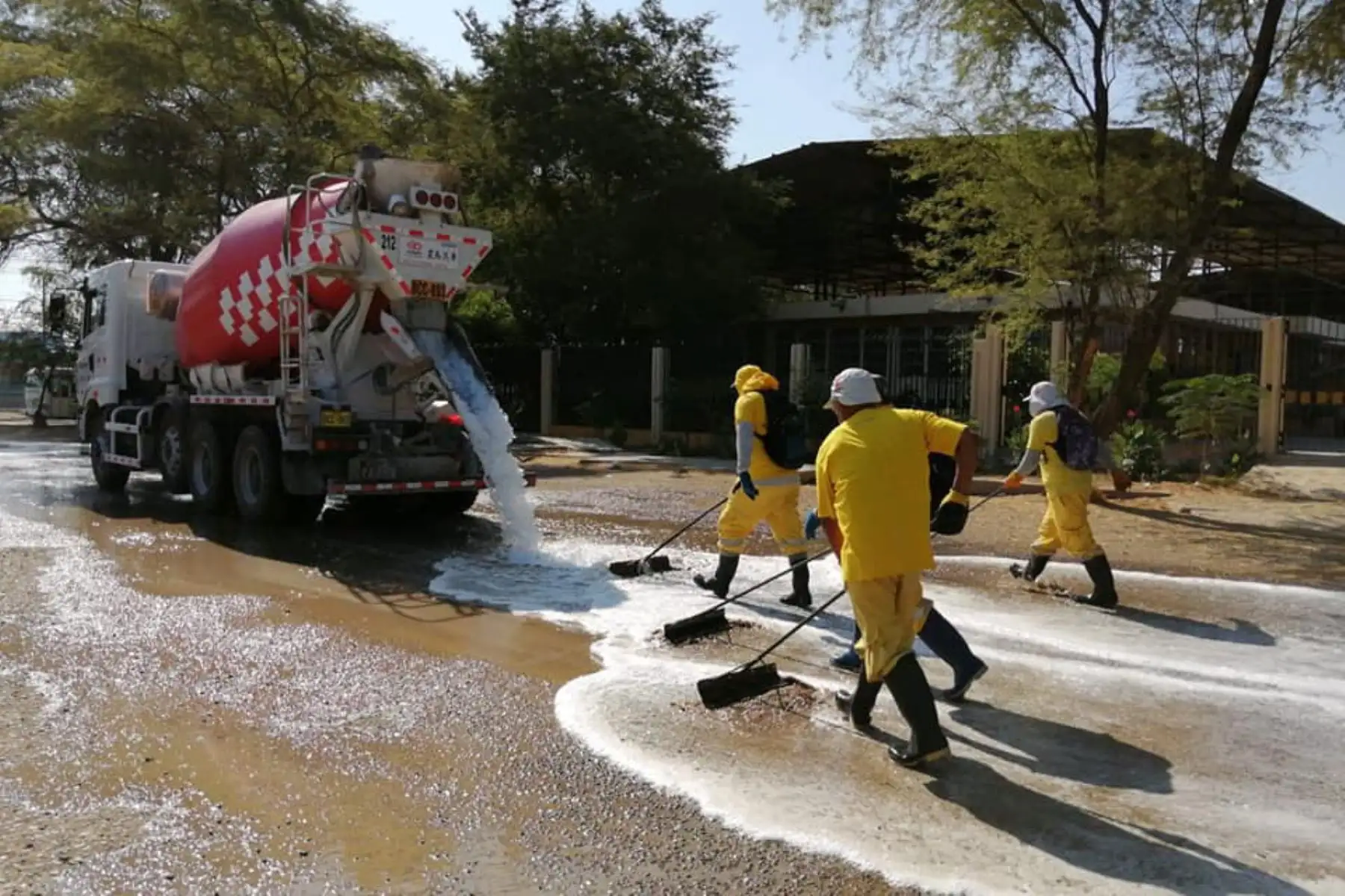 Personal de la Municipalidad de Piura continúa trabajos de desinfección en avenidas principales de la ciudad. Foto: ANDINA/Muncipalidad de Piura