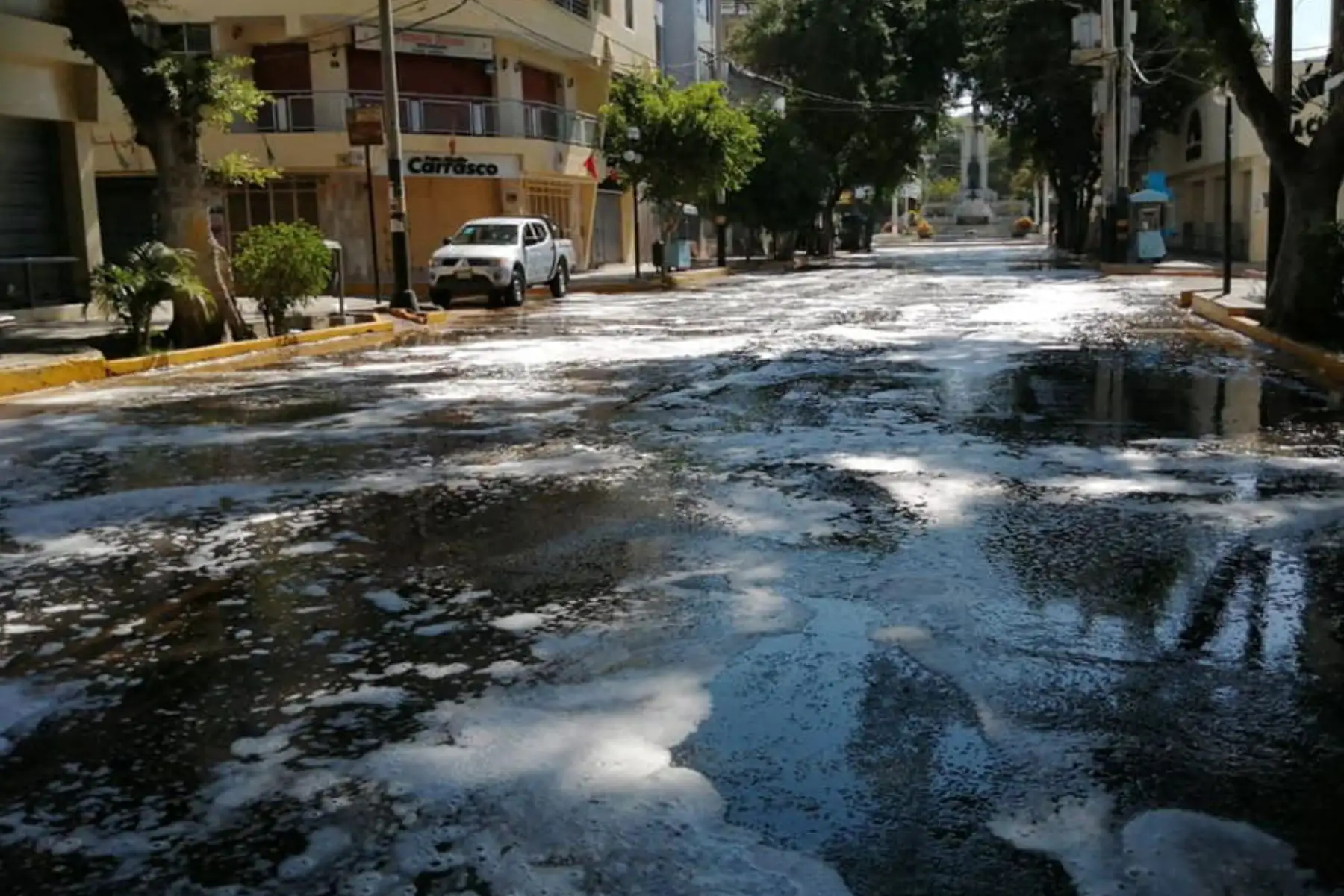 Personal de la Municipalidad de Piura continúa trabajos de desinfección en avenidas principales de la ciudad. Foto: ANDINA/Muncipalidad de Piura
