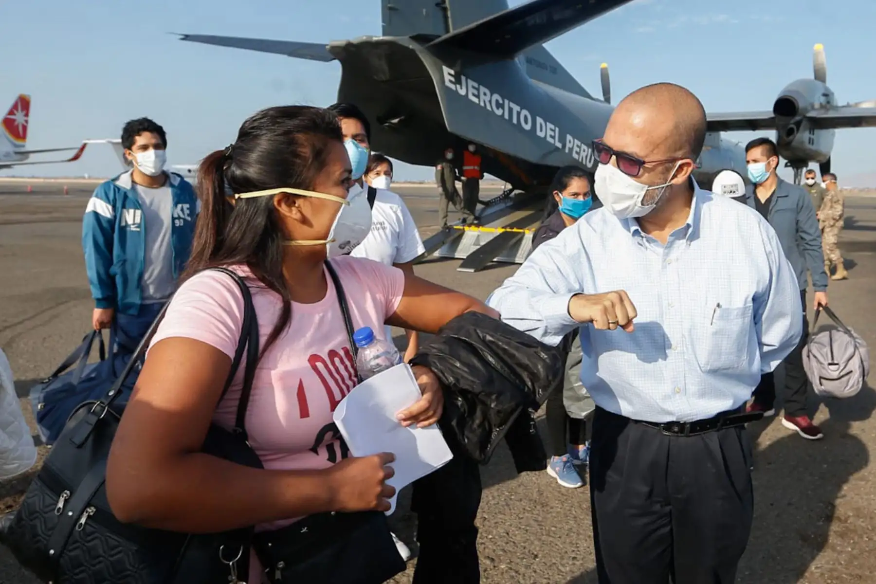 21 médicos viajan a la región Loreto para apoyar en la atención de pacientes con COVID19. El ministro Víctor Zamora llegó hasta las instalaciones de la Aviación del Ejército para agradecer por su trabajo y vocación de servicio en la lucha contra la pandemia. Foto: ANDINA/MINSA