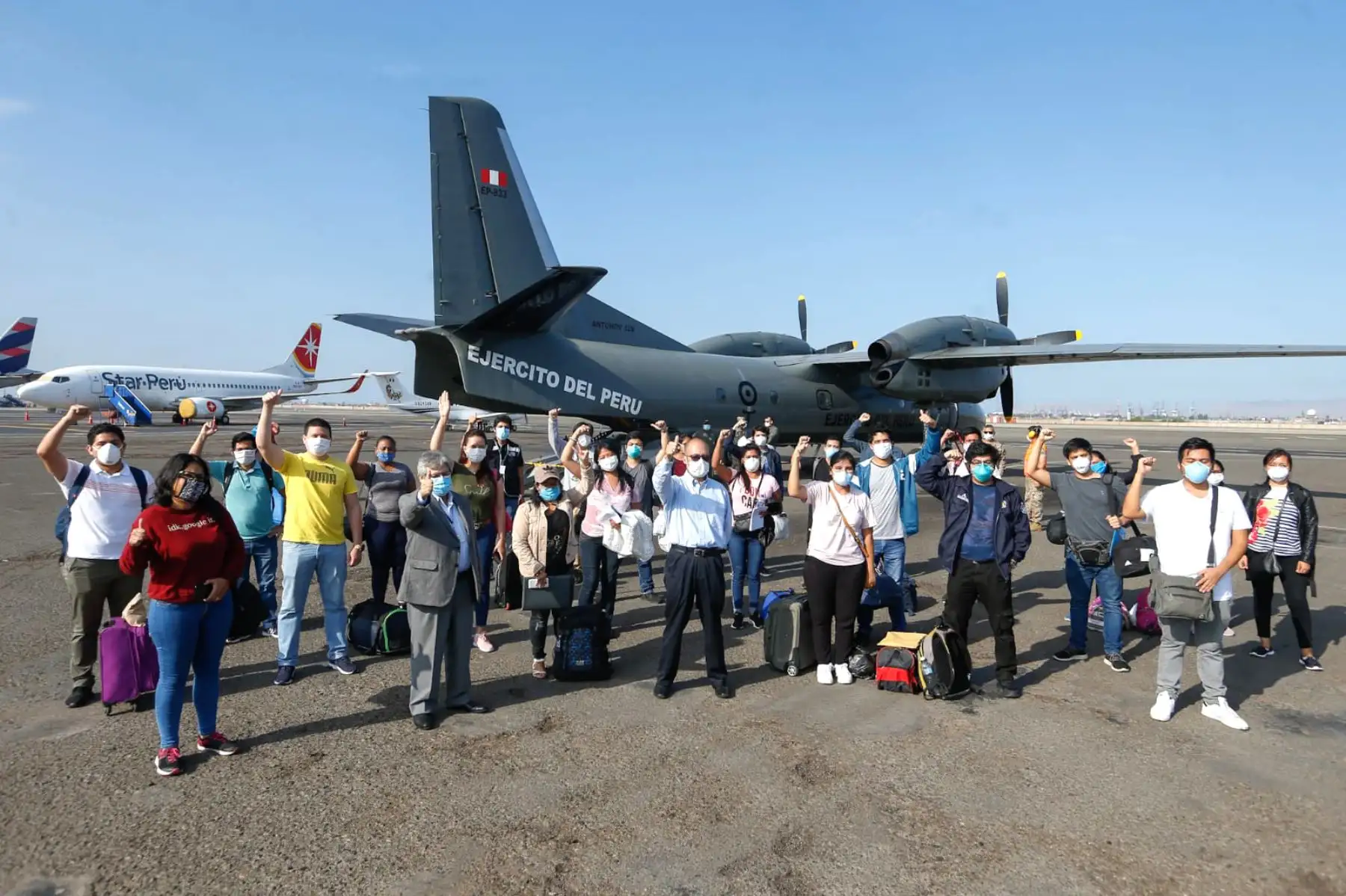 21 médicos viajan a la región Loreto para apoyar en la atención de pacientes con COVID19. El ministro Víctor Zamora llegó hasta las instalaciones de la Aviación del Ejército para agradecer por su trabajo y vocación de servicio en la lucha contra la pandemia. Foto: ANDINA/MINSA