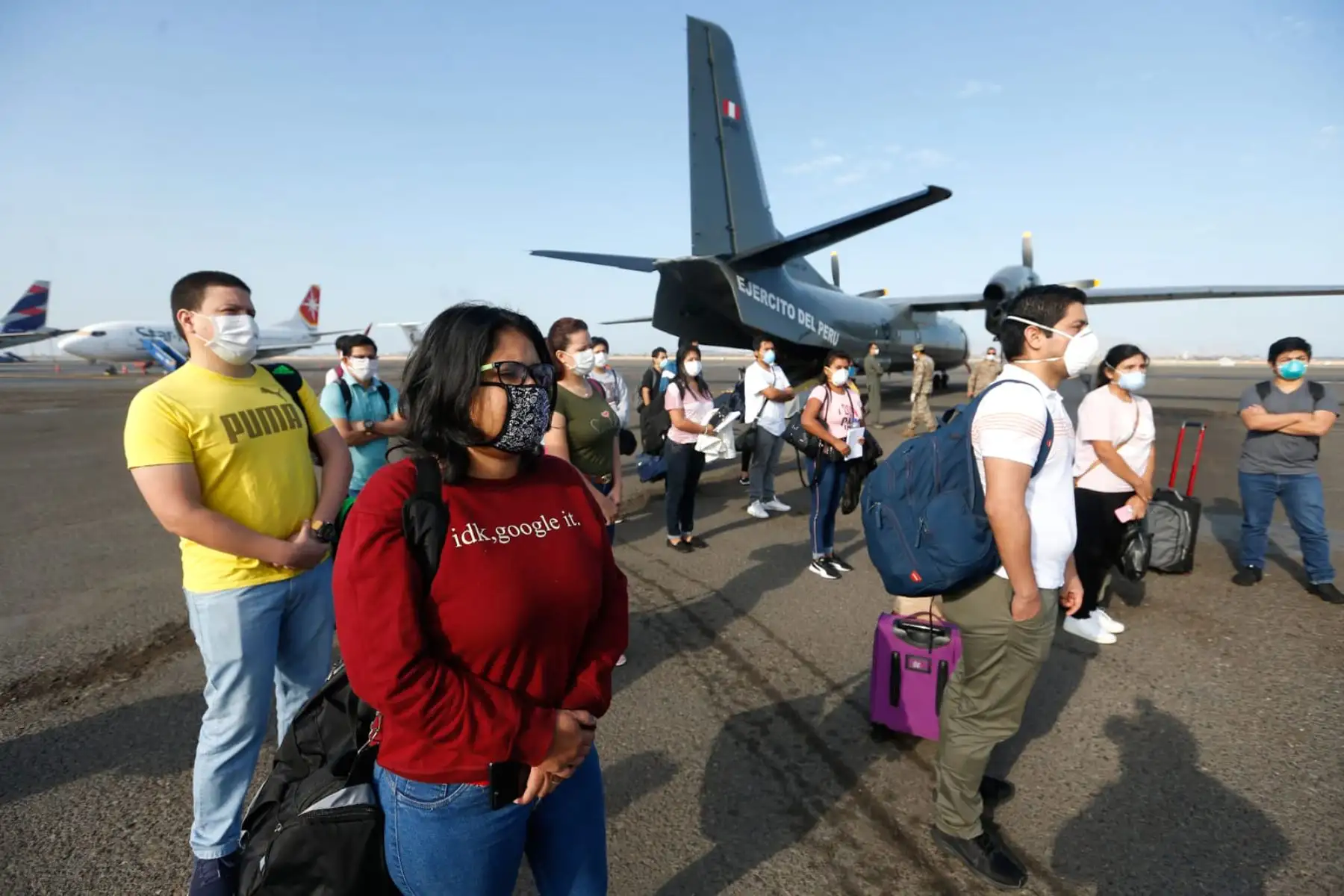 21 médicos viajan a la región Loreto para apoyar en la atención de pacientes con COVID19. El ministro Víctor Zamora llegó hasta las instalaciones de la Aviación del Ejército para agradecer por su trabajo y vocación de servicio en la lucha contra la pandemia. Foto: ANDINA/MINSA