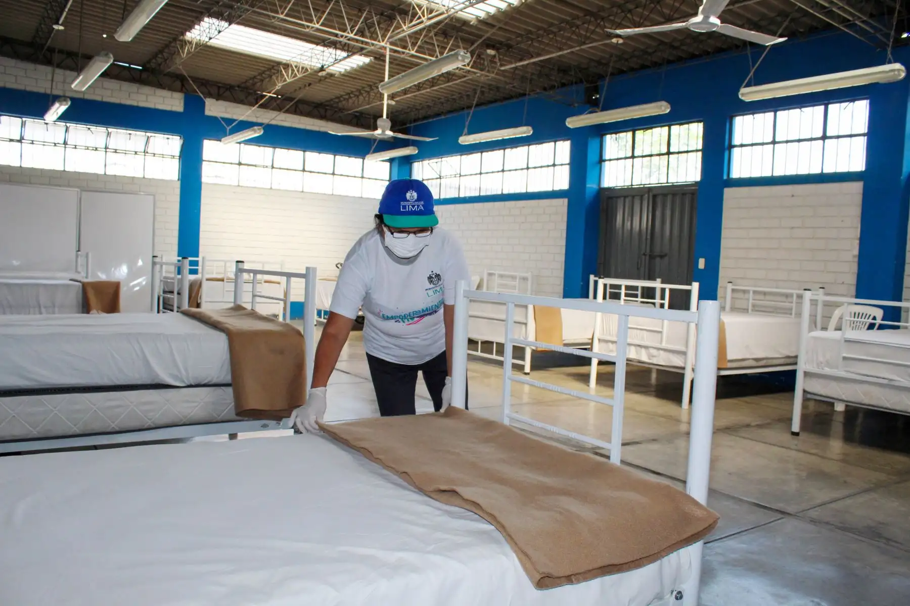 El albergue temporal cuenta con camas con los distanciamientos adecuados. Foto: ANDINA/Municipalidad de Lima