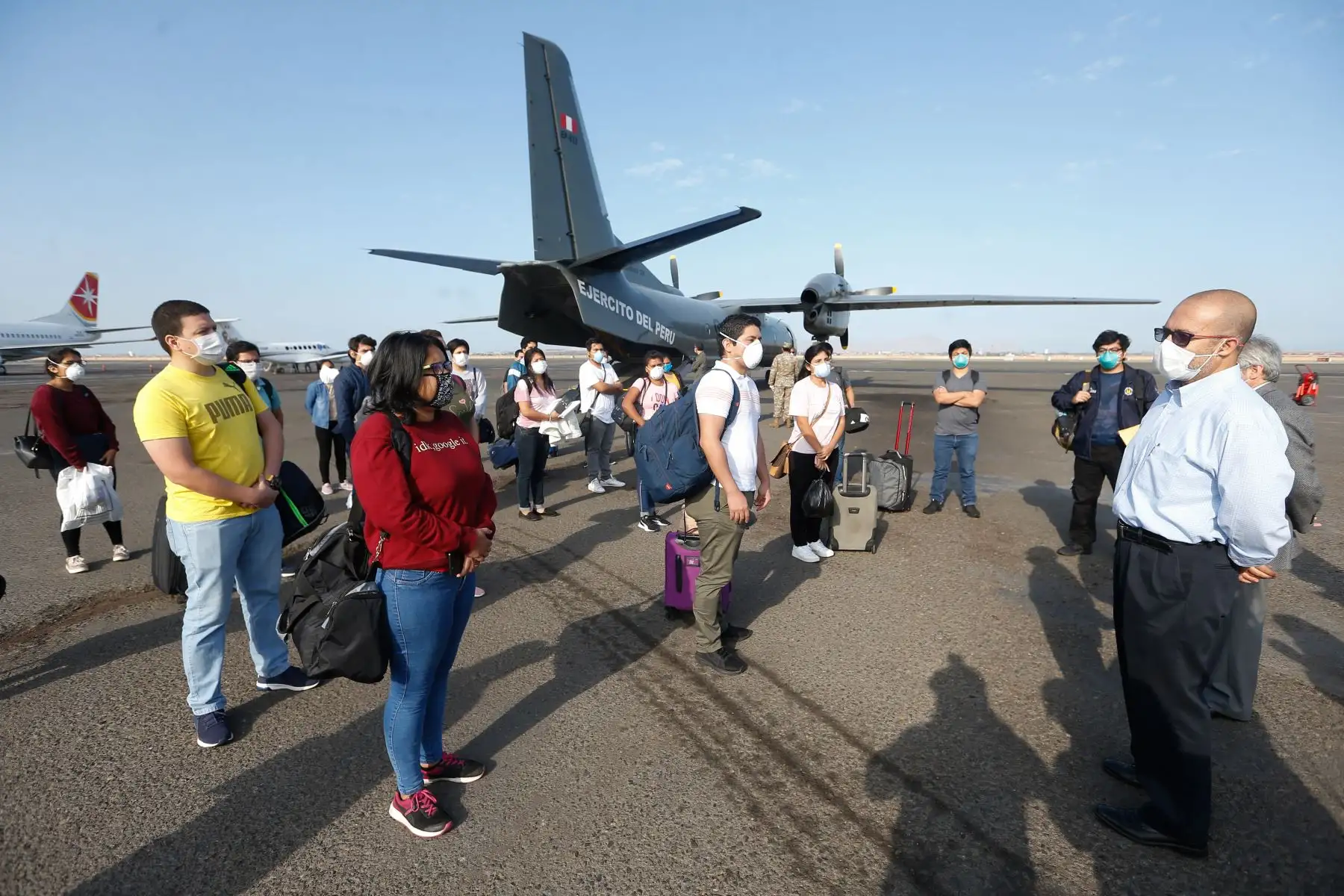 21 médicos viajan a la región Loreto para apoyar en la atención de pacientes con COVID19. El ministro Víctor Zamora llegó hasta las instalaciones de la Aviación del Ejército para agradecer por su trabajo y vocación de servicio en la lucha contra la pandemia. Foto: ANDINA/MINSA