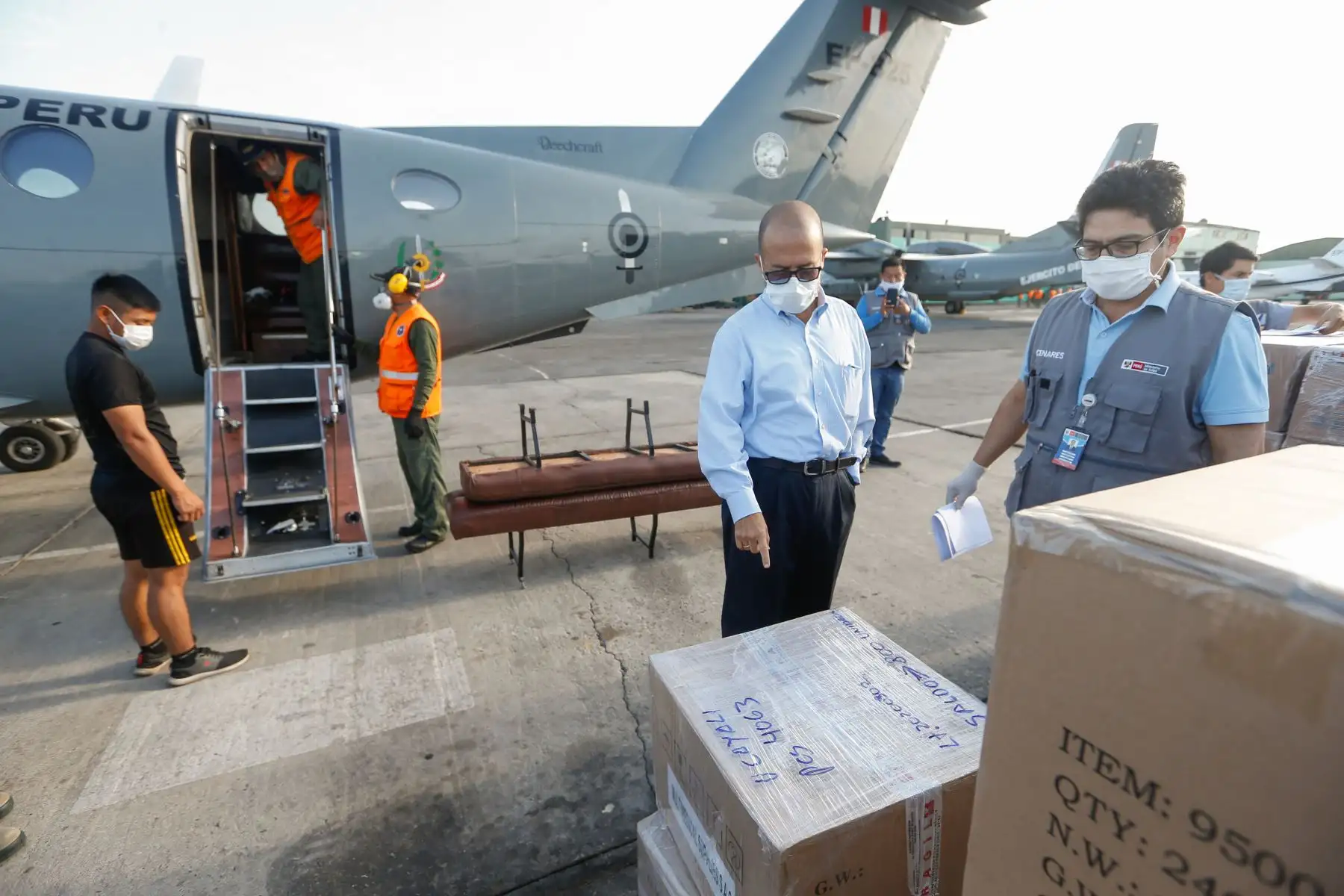 21 médicos viajan a la región Loreto para apoyar en la atención de pacientes con COVID19. El ministro Víctor Zamora llegó hasta las instalaciones de la Aviación del Ejército para agradecer por su trabajo y vocación de servicio en la lucha contra la pandemia. Foto: ANDINA/MINSA
