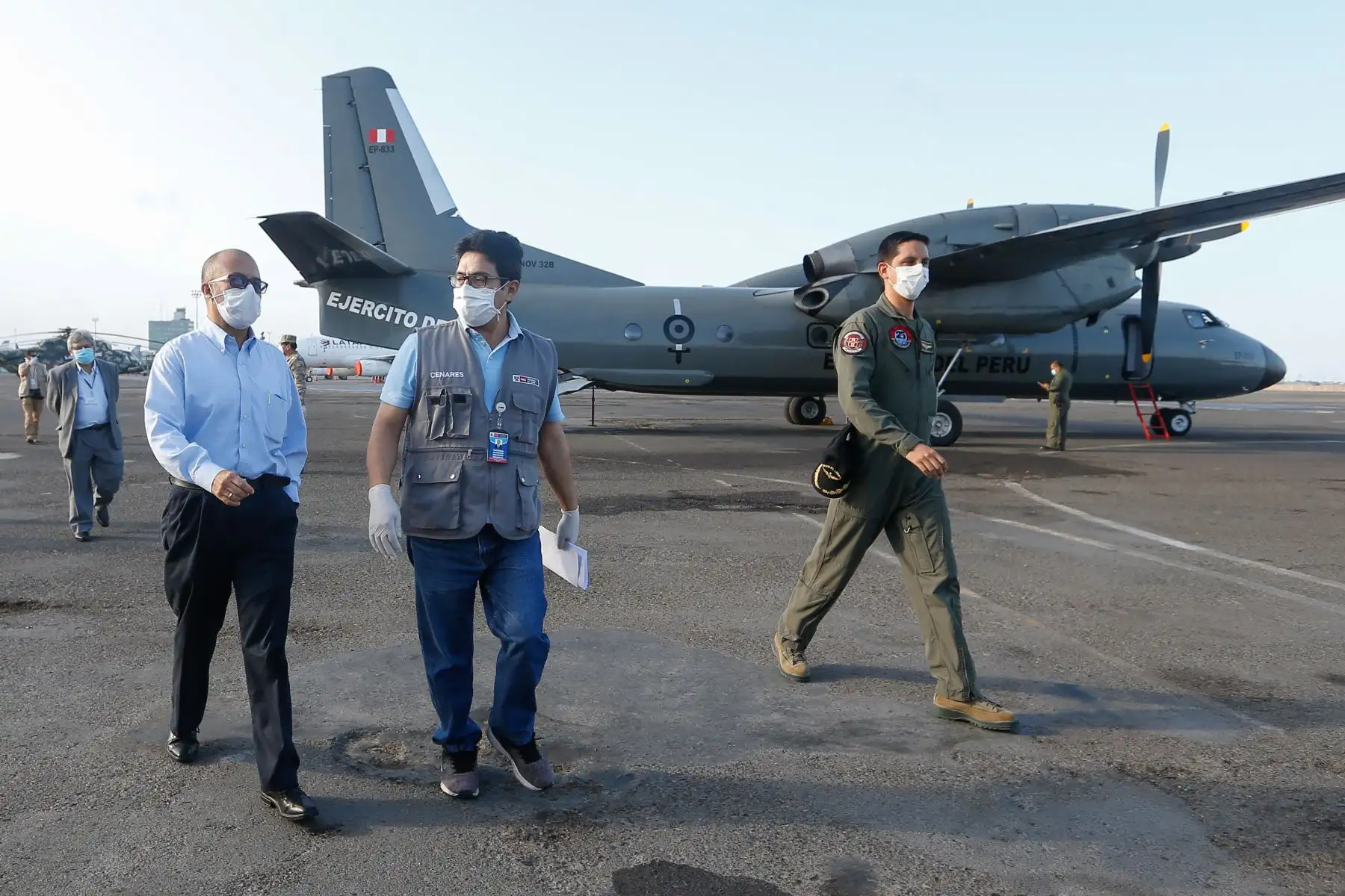 21 médicos viajan a la región Loreto para apoyar en la atención de pacientes con COVID19. El ministro Víctor Zamora llegó hasta las instalaciones de la Aviación del Ejército para agradecer por su trabajo y vocación de servicio en la lucha contra la pandemia. Foto: ANDINA/MINSA