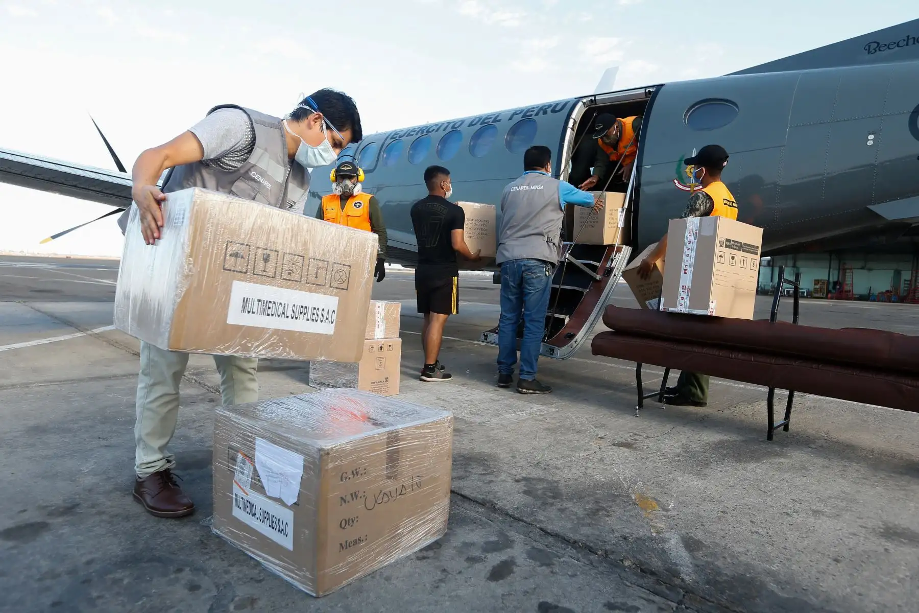 21 médicos viajan a la región Loreto para apoyar en la atención de pacientes con COVID19. El ministro Víctor Zamora llegó hasta las instalaciones de la Aviación del Ejército para agradecer por su trabajo y vocación de servicio en la lucha contra la pandemia. Foto: ANDINA/MINSA