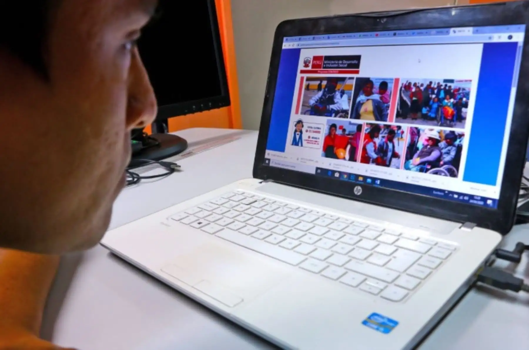 Las personas con discapacidad de las provincias de Cañete, Huarochirí y Yauyos reciben atención por vía internet para absolver consultas y dar asesoramiento en la actualización de bases de datos y acceso a la pensión del programa Contigo del Midis, en el marco de la emergencia sanitaria por el covid-19.