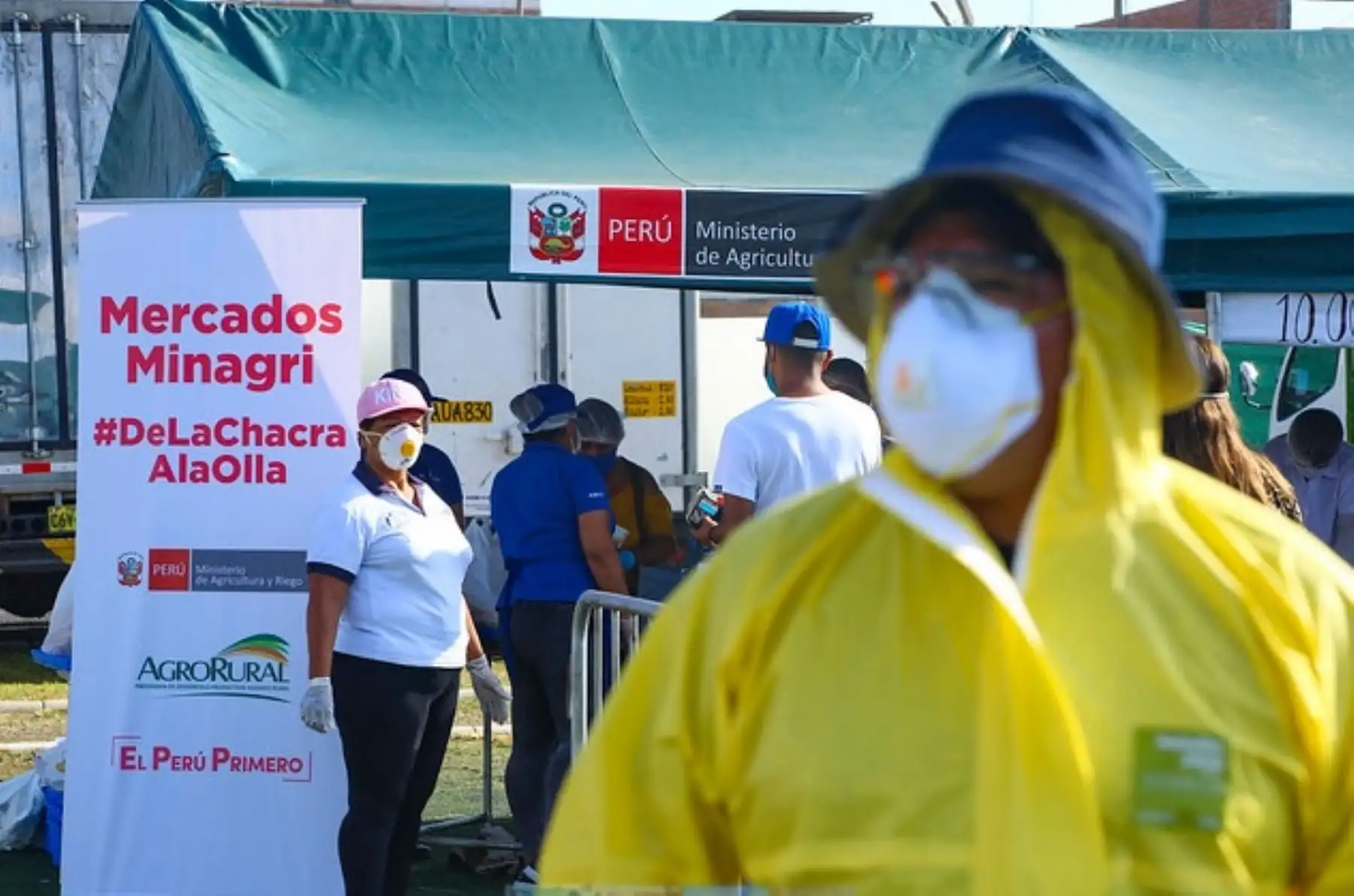 Una exhortación a las autoridades locales y regionales de todo el país para que adquieran productos a los agricultores de sus localidades y así contribuir con la seguridad alimentaria de sus pobladores y fortalecer la cadena productiva, formuló esta mañana el ministro de Agricultura y Riego, Jorge Montenegro Chavesta.