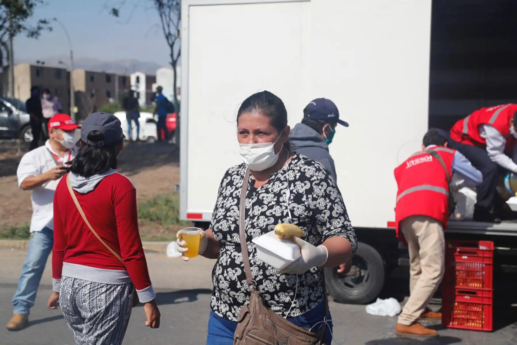 El Ministerio de Vivienda, Construcción y Saneamiento (MVCS) viene distribuyendo alimentos a más de 300 ciudadanos y ciudadanas que buscan trasladarse desde Lima hacia Puno para pasar la cuarentena en dicha región. Foto : ANDINA/MVCS.