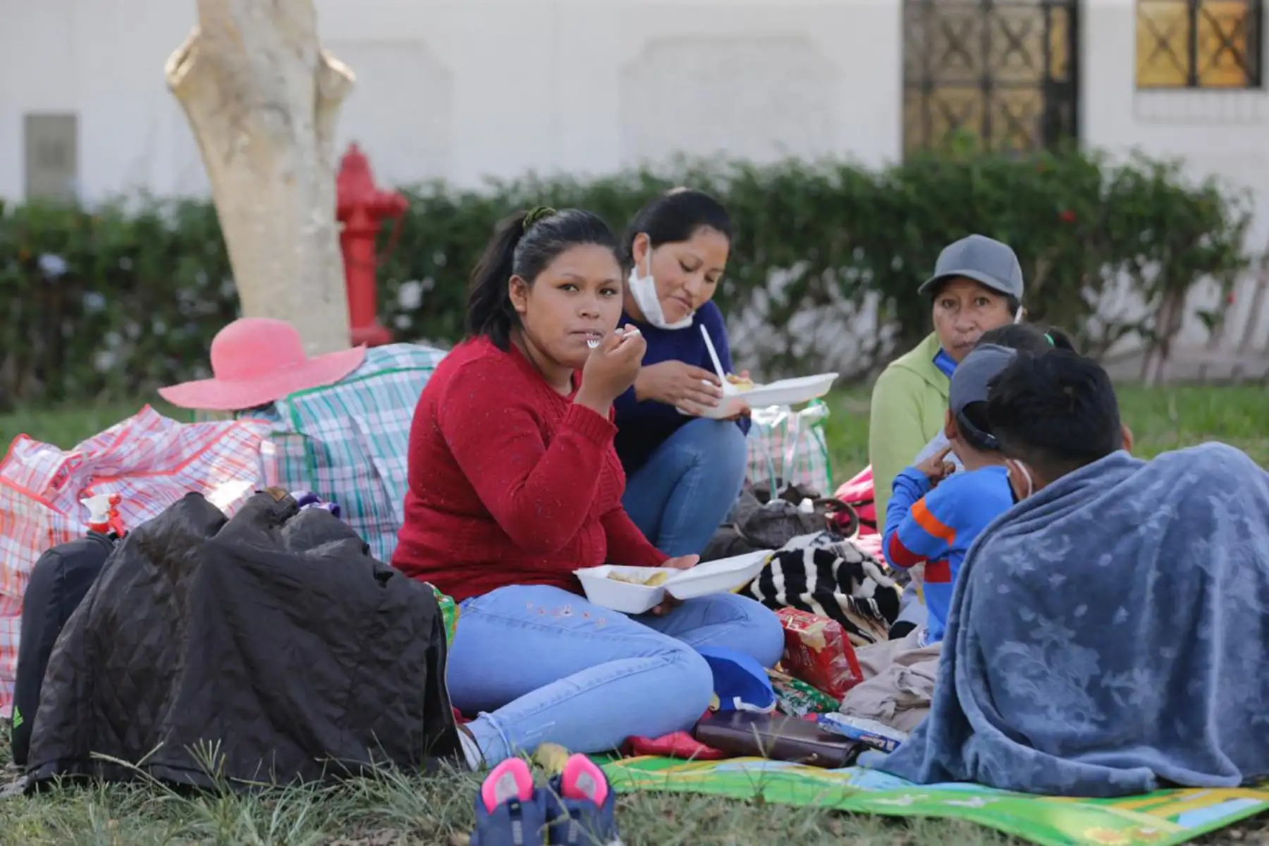 El Ministerio de Vivienda, Construcción y Saneamiento (MVCS) viene distribuyendo alimentos a más de 300 ciudadanos y ciudadanas que buscan trasladarse desde Lima hacia Puno para pasar la cuarentena en dicha región. Foto : ANDINA/MVCS.