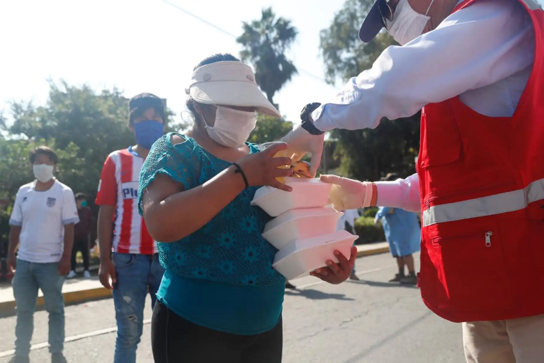 El Ministerio de Vivienda, Construcción y Saneamiento (MVCS) viene distribuyendo alimentos a más de 300 ciudadanos y ciudadanas que buscan trasladarse desde Lima hacia Puno para pasar la cuarentena en dicha región. Foto : ANDINA/MVCS.