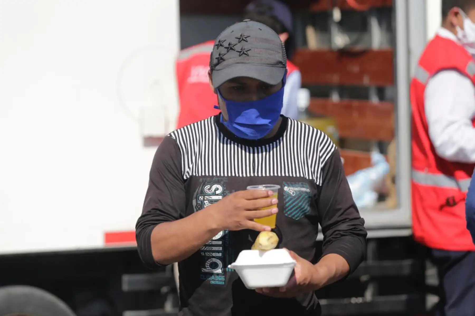 El Ministerio de Vivienda, Construcción y Saneamiento (MVCS) viene distribuyendo alimentos a más de 300 ciudadanos y ciudadanas que buscan trasladarse desde Lima hacia Puno para pasar la cuarentena en dicha región. Foto : ANDINA/MVCS.