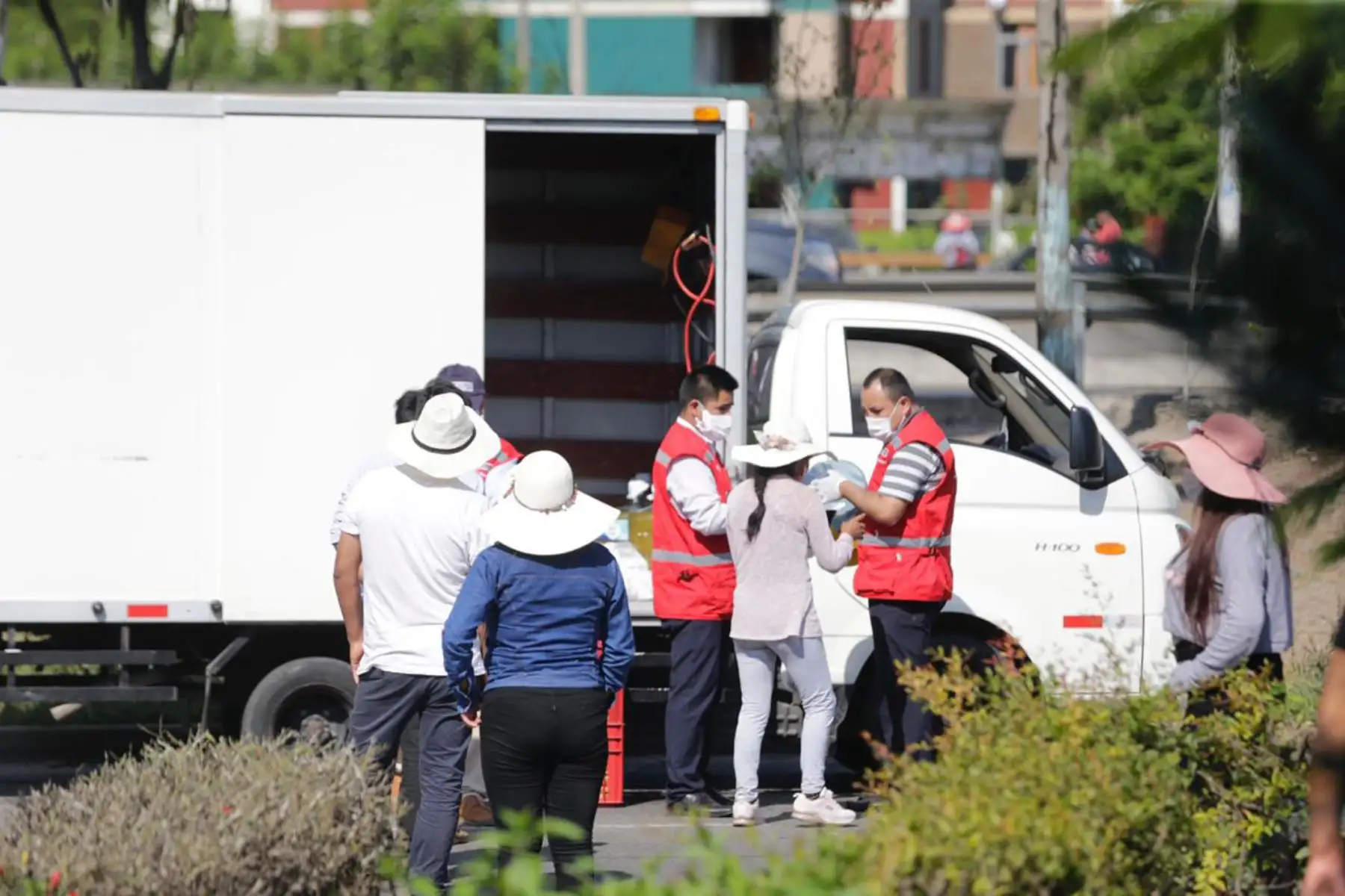 El Ministerio de Vivienda, Construcción y Saneamiento (MVCS) viene distribuyendo alimentos a más de 300 ciudadanos y ciudadanas que buscan trasladarse desde Lima hacia Puno para pasar la cuarentena en dicha región. Foto : ANDINA/MVCS.