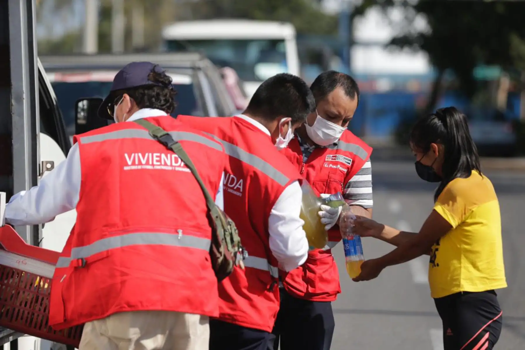El Ministerio de Vivienda, Construcción y Saneamiento (MVCS) viene distribuyendo alimentos a más de 300 ciudadanos y ciudadanas que buscan trasladarse desde Lima hacia Puno para pasar la cuarentena en dicha región. Foto : ANDINA/MVCS.