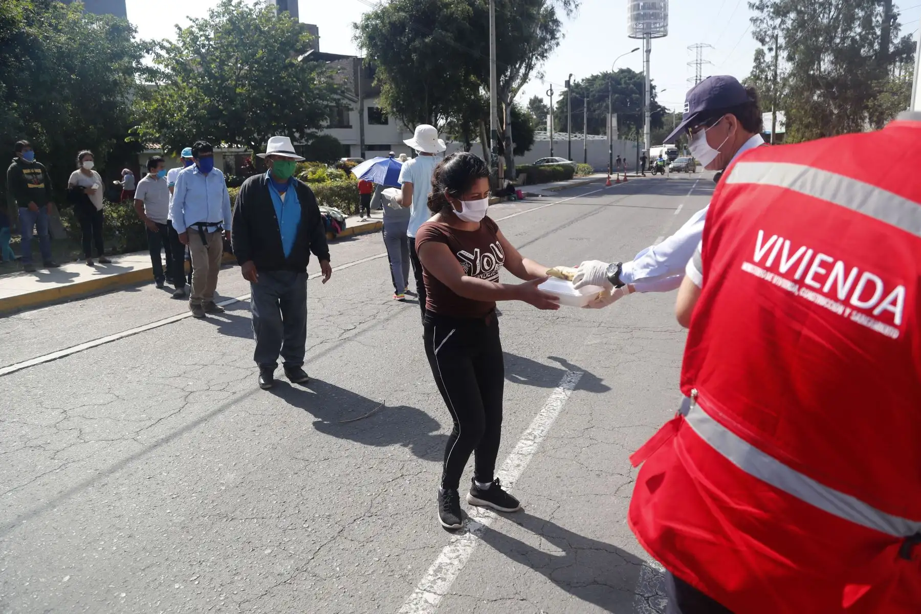 El Ministerio de Vivienda, Construcción y Saneamiento (MVCS) viene distribuyendo alimentos a más de 300 ciudadanos y ciudadanas que buscan trasladarse desde Lima hacia Puno para pasar la cuarentena en dicha región. Foto : ANDINA/MVCS.