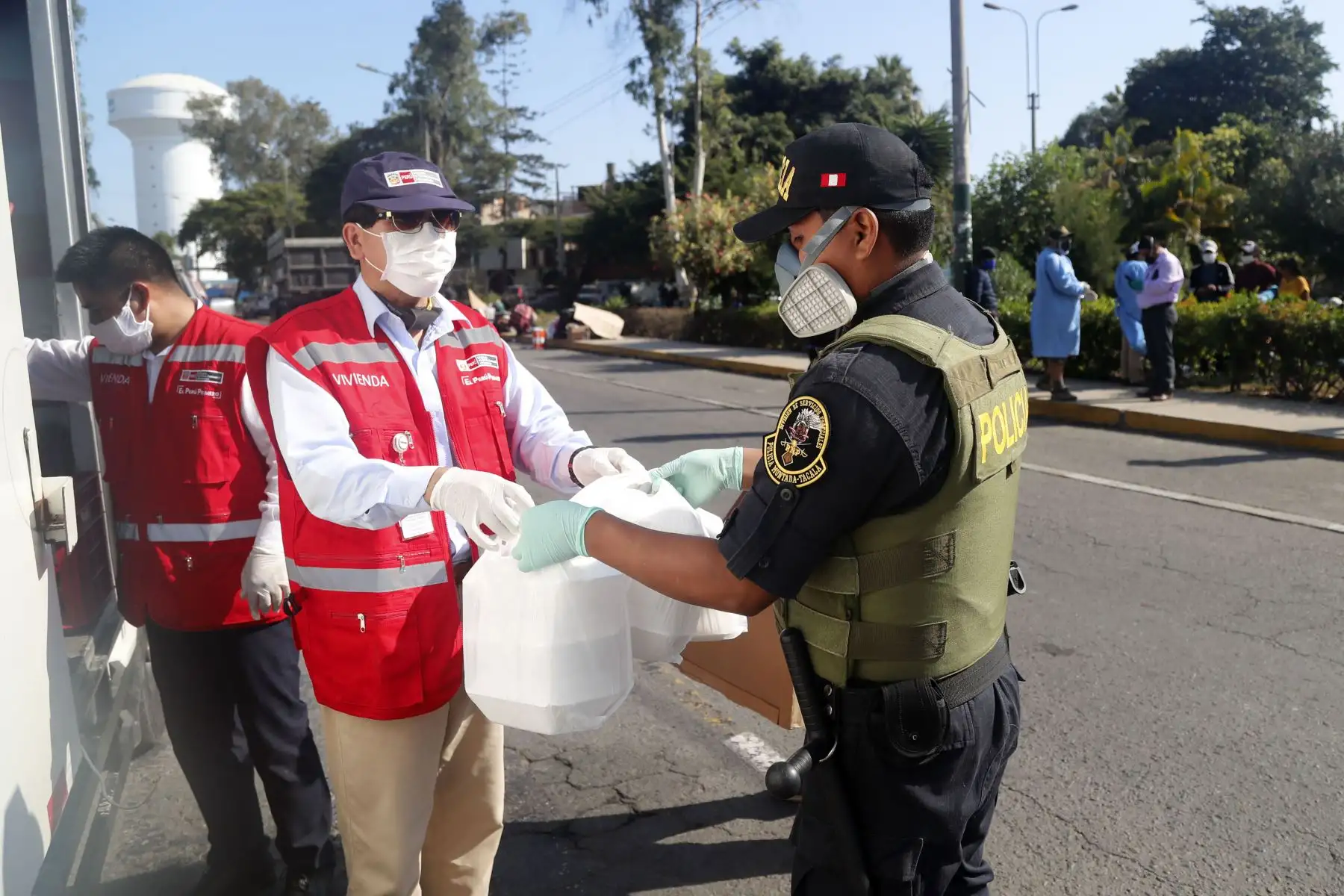 El Ministerio de Vivienda, Construcción y Saneamiento (MVCS) viene distribuyendo alimentos a más de 300 ciudadanos y ciudadanas que buscan trasladarse desde Lima hacia Puno para pasar la cuarentena en dicha región. Foto : ANDINA/MVCS.