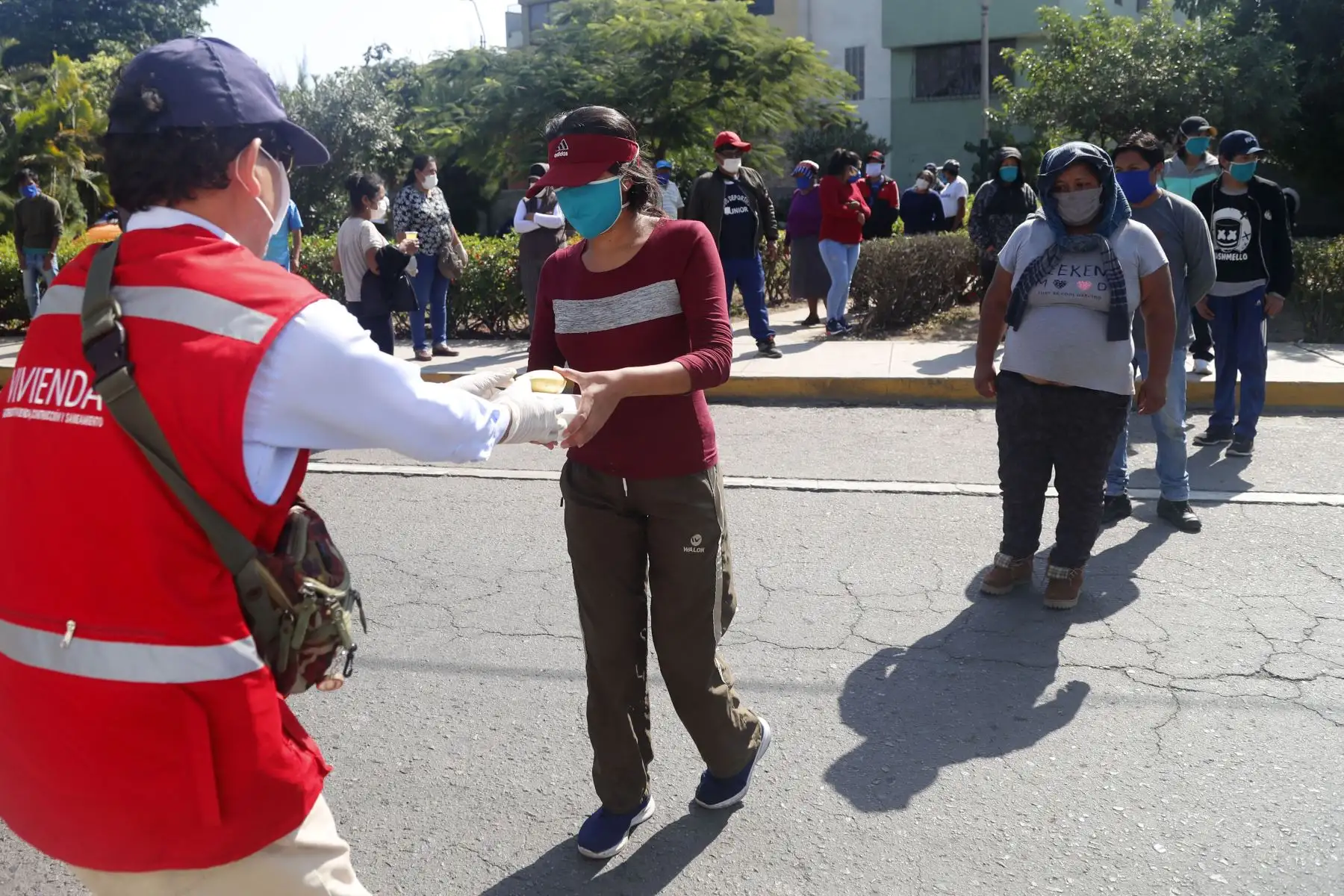 El Ministerio de Vivienda, Construcción y Saneamiento (MVCS) viene distribuyendo alimentos a más de 300 ciudadanos y ciudadanas que buscan trasladarse desde Lima hacia Puno para pasar la cuarentena en dicha región. Foto : ANDINA/MVCS.