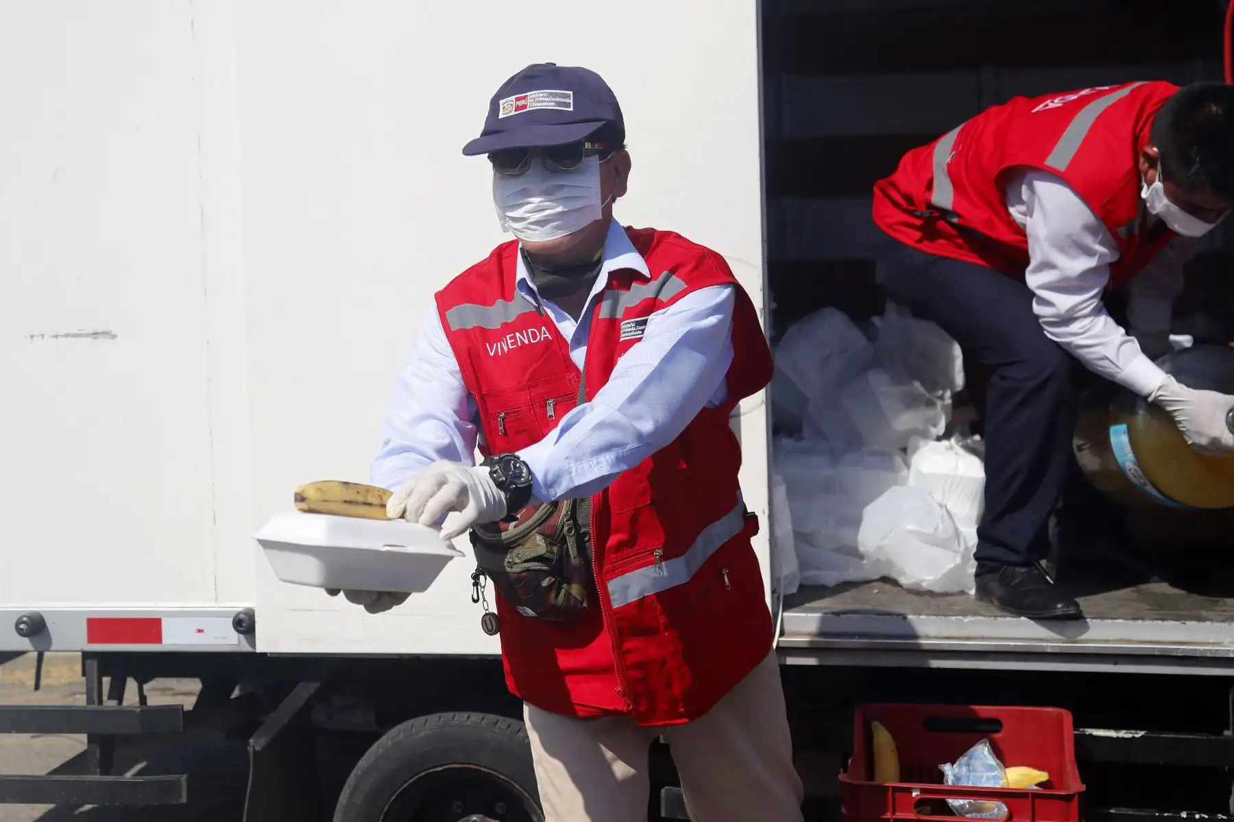 El Ministerio de Vivienda, Construcción y Saneamiento (MVCS) viene distribuyendo alimentos a más de 300 ciudadanos y ciudadanas que buscan trasladarse desde Lima hacia Puno para pasar la cuarentena en dicha región. Foto : ANDINA/MVCS.