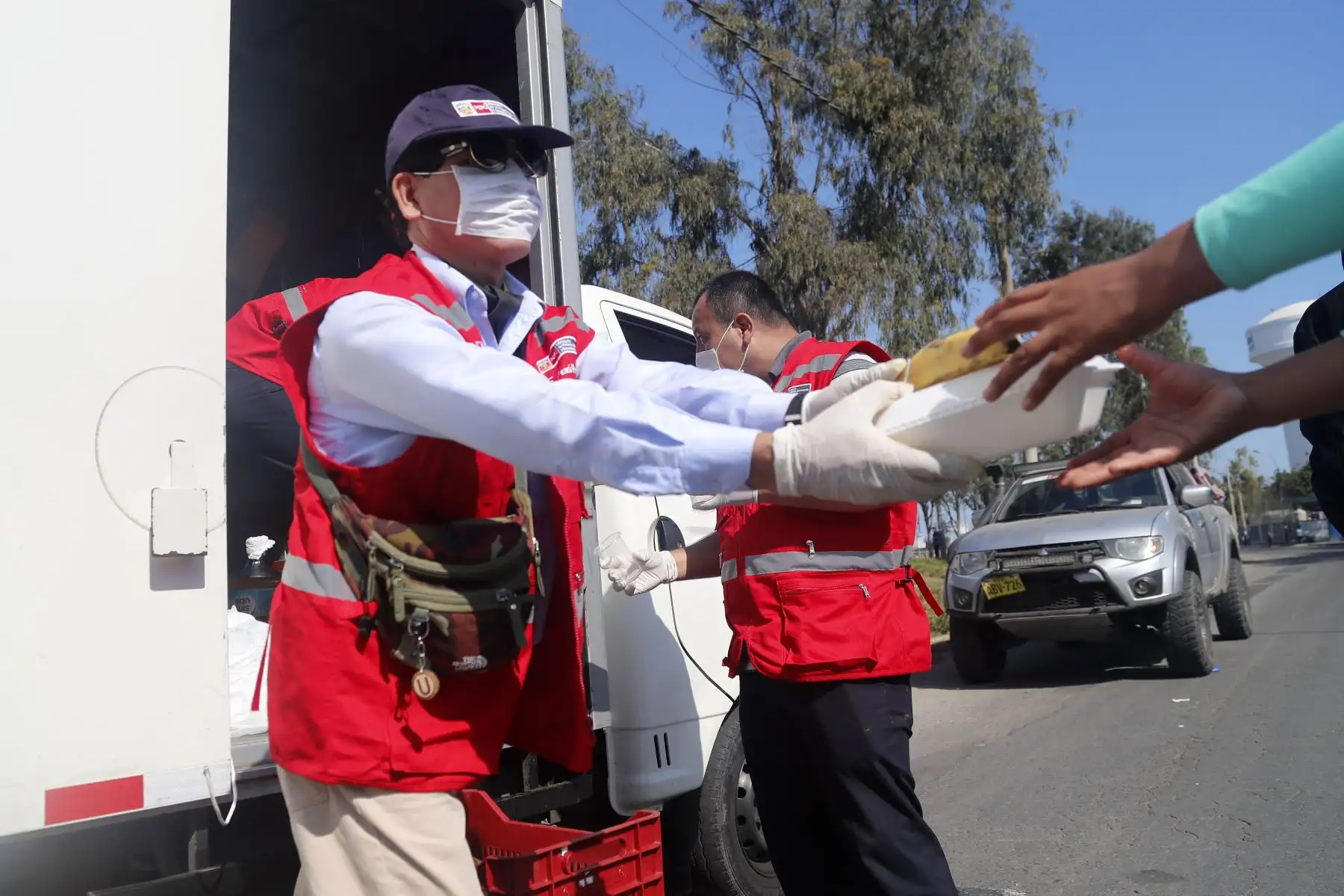 El Ministerio de Vivienda, Construcción y Saneamiento (MVCS) viene distribuyendo alimentos a más de 300 ciudadanos y ciudadanas que buscan trasladarse desde Lima hacia Puno para pasar la cuarentena en dicha región. Foto : ANDINA/MVCS.