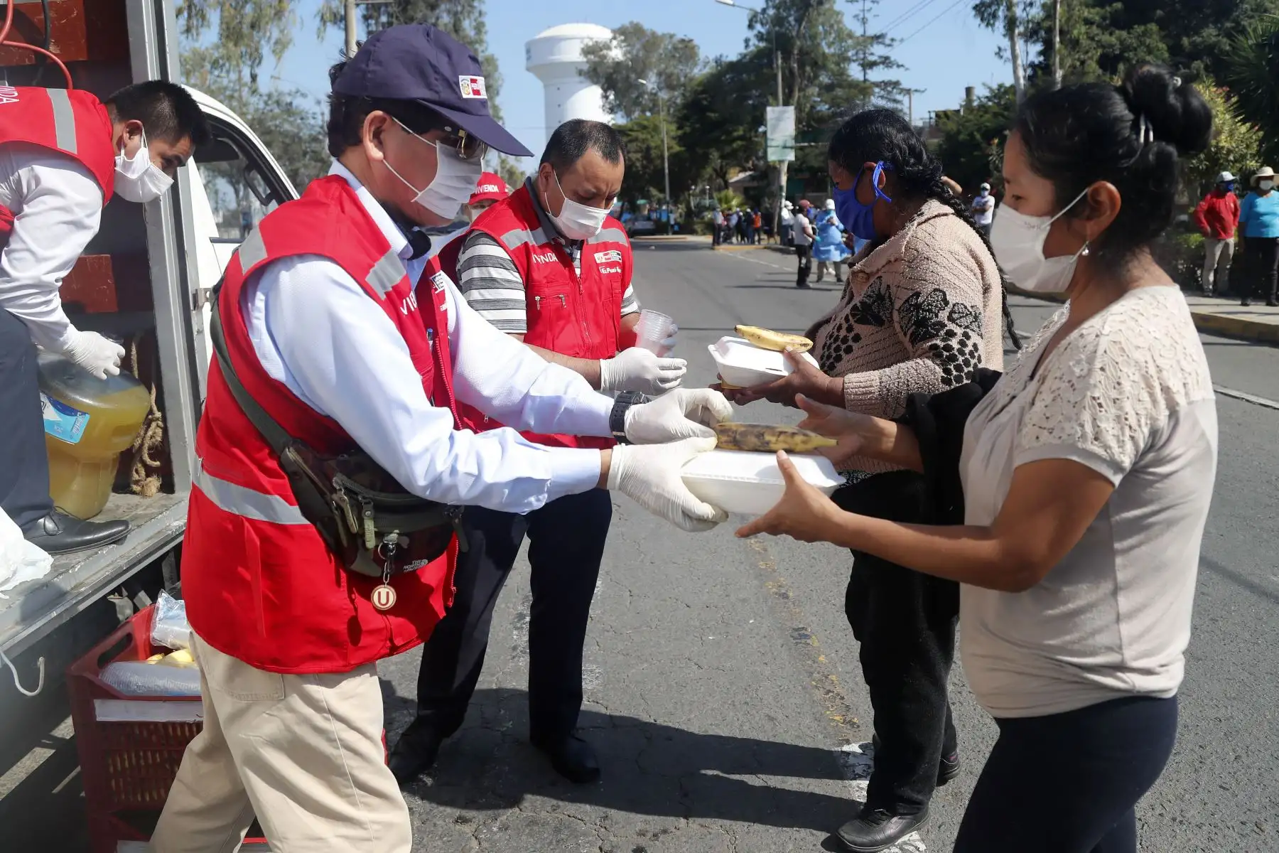 El Ministerio de Vivienda, Construcción y Saneamiento (MVCS) viene distribuyendo alimentos a más de 300 ciudadanos y ciudadanas que buscan trasladarse desde Lima hacia Puno para pasar la cuarentena en dicha región. Foto : ANDINA/MVCS.