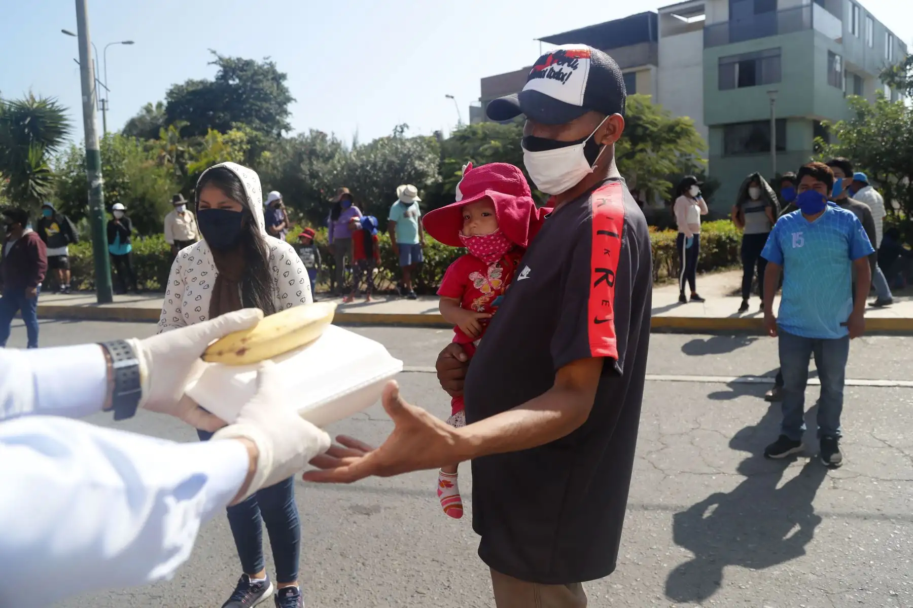 El Ministerio de Vivienda, Construcción y Saneamiento (MVCS) viene distribuyendo alimentos a más de 300 ciudadanos y ciudadanas que buscan trasladarse desde Lima hacia Puno para pasar la cuarentena en dicha región. Foto : ANDINA/MVCS.