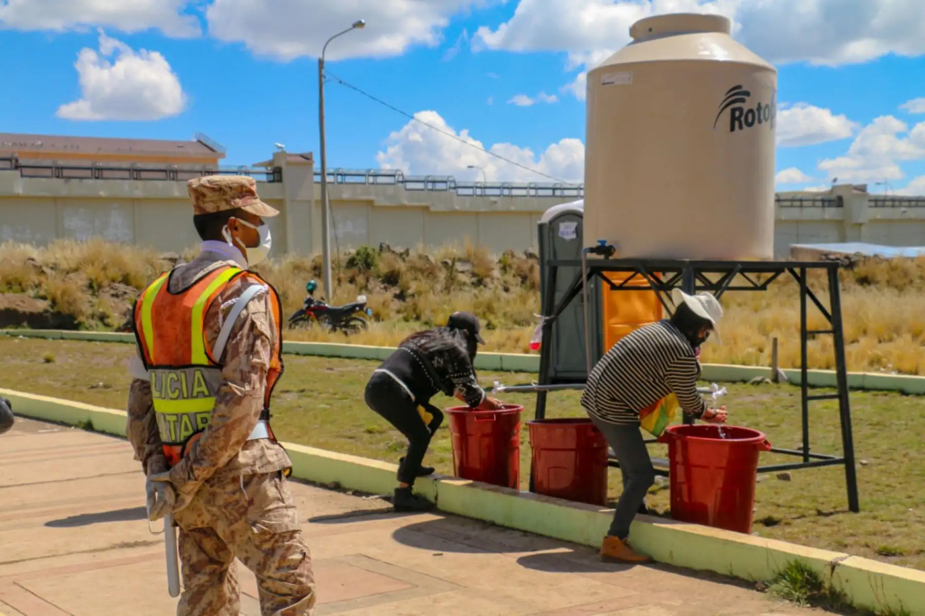 Se instaló un reservorio de agua para que los asistentes se laven las manos antes de ingresar. Foto: ANDINA/Municipalidad de Puno