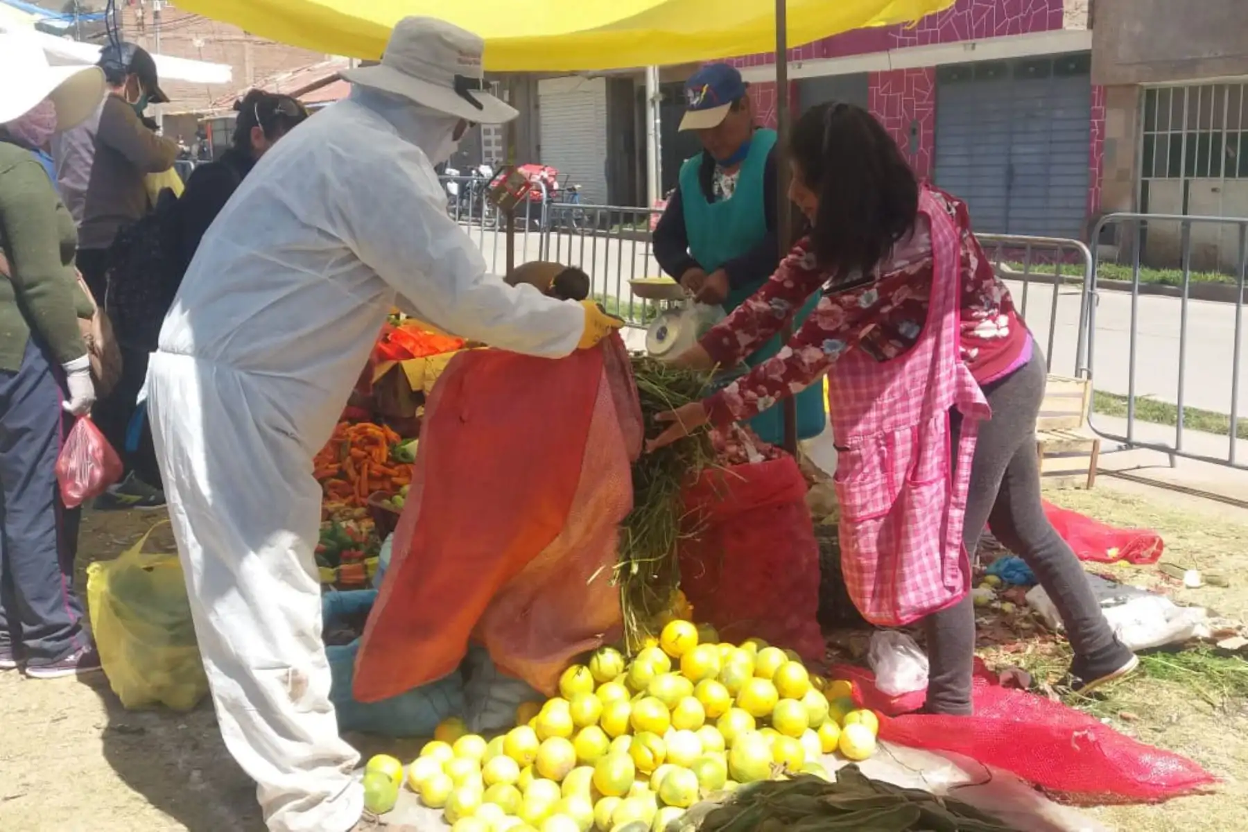 Municipalidad de Puno desarrolla, semana tras semana, los mercados descentralizados en puntos estratégicos de la ciudad para evitar aglomeración de público en otros centros de abasto. Foto: ANDINA/Municipalidad de Puno