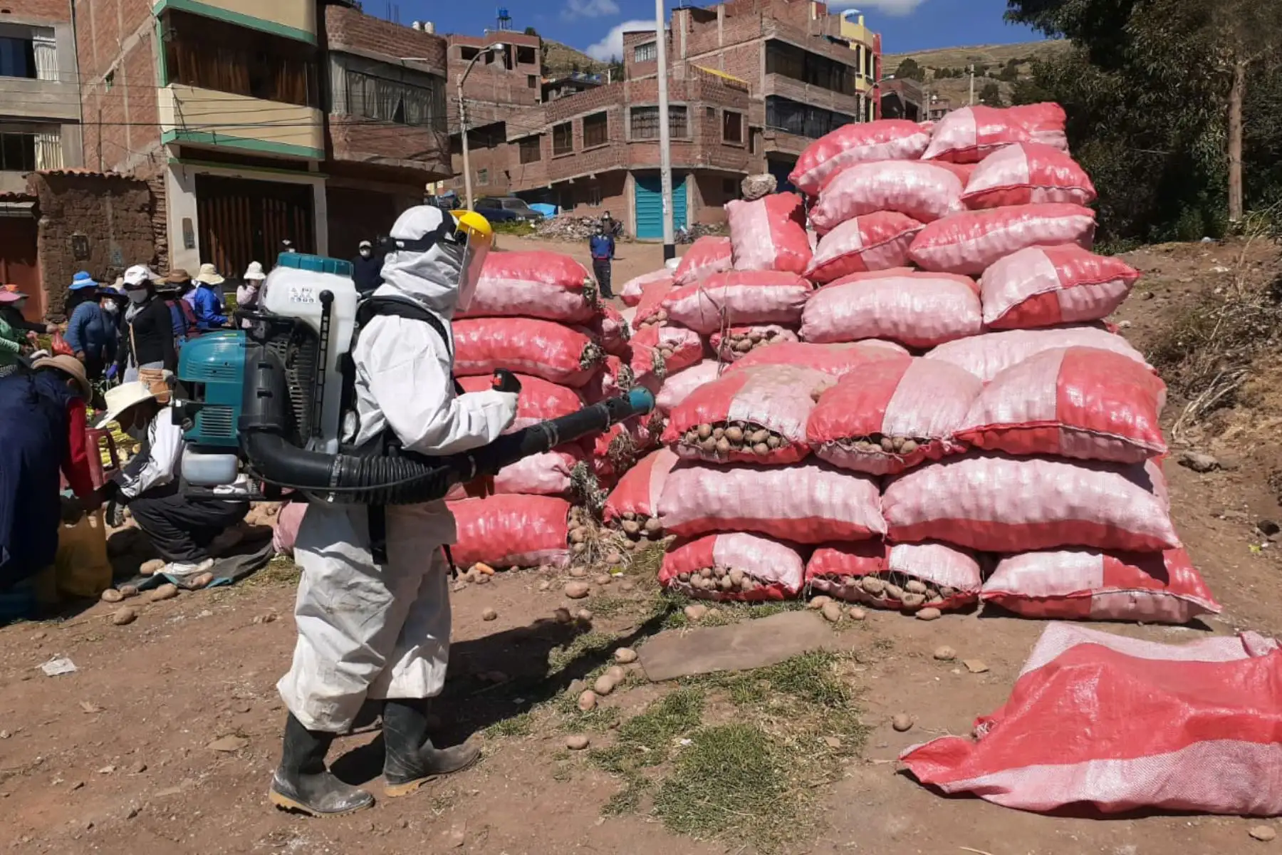 Personal encargado se encarga de desinfectar los productos. Foto: ANDINA/Municipalidad de Puno