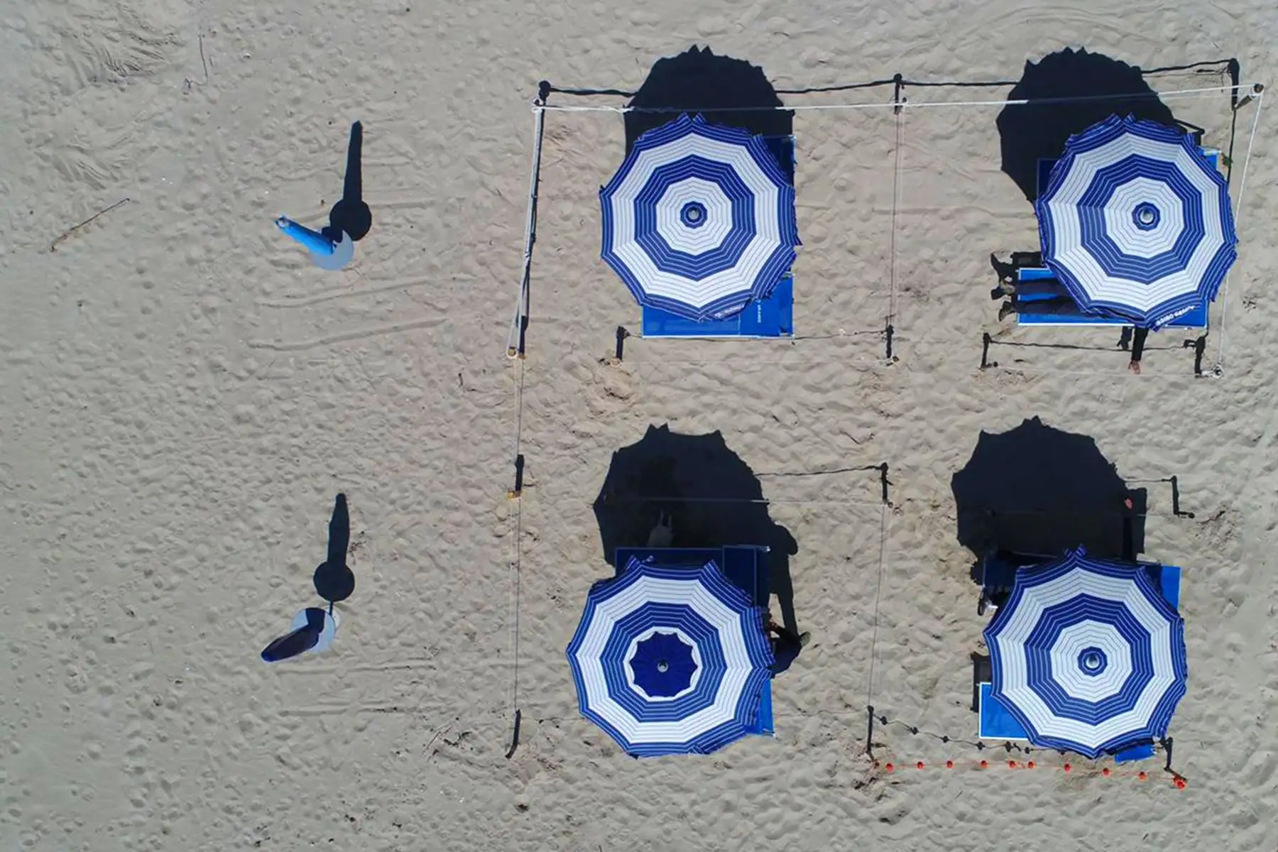 Complejo playero Bacino Grande en Porto Cesareo, Apulia, sur de Italia, muestra un posible modelo de playa de verano para respetar el distanciamiento social. Foto: AFP