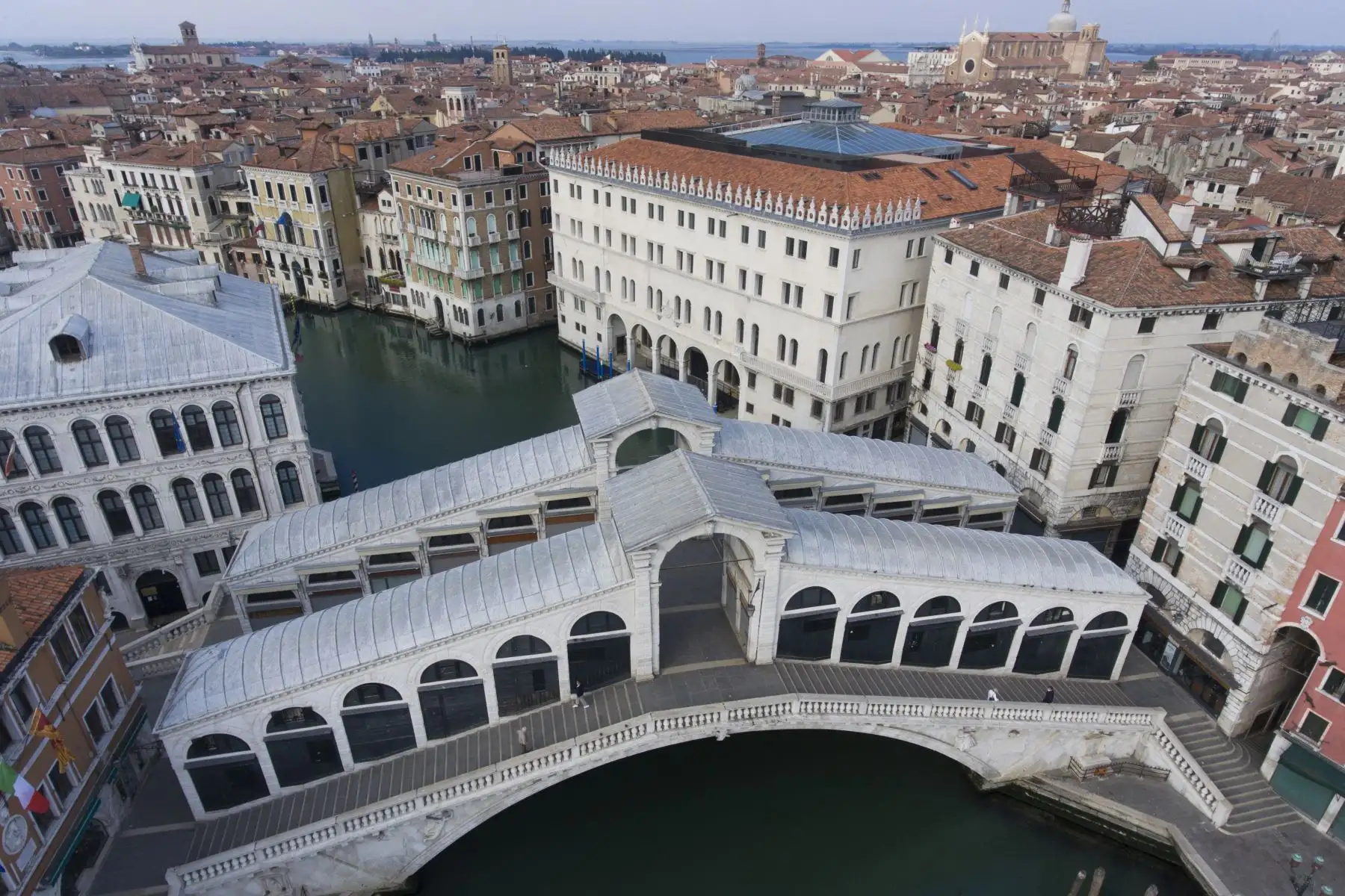 Una vista aérea tomada el 25 de abril de 2020 en Venecia muestra el puente de Rialto sobre el Gran Canal, durante el cierre del país destinado a frenar la propagación del coronavirus. Foto: AFP