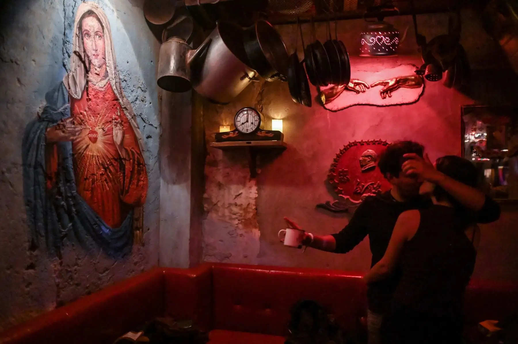 Una pareja se besa mientras baila en un bar en Shanghai el 26 de abril de 2020. Foto: AFP