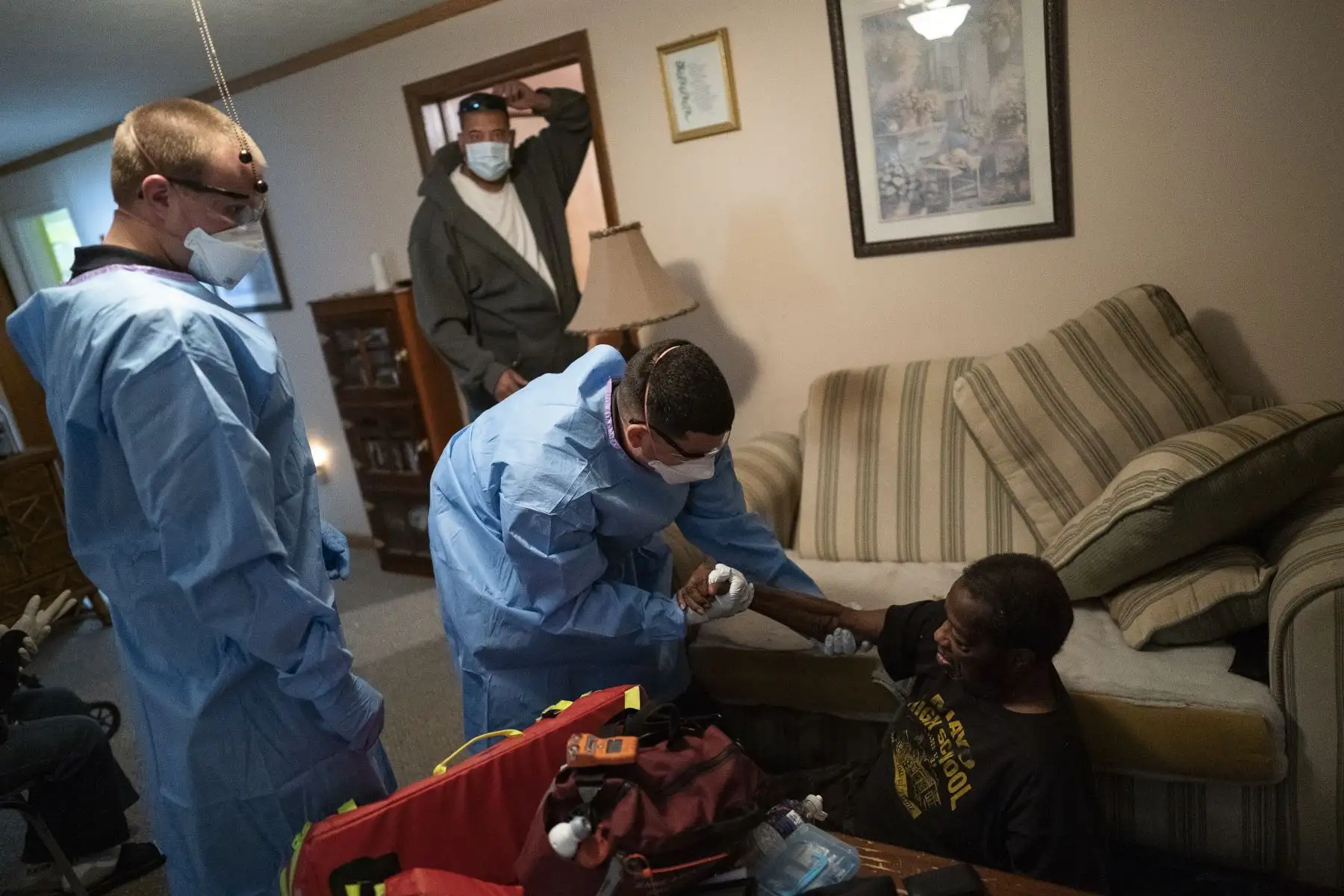 Bomberos y paramédicos del de Anne Arundel ayudan a un paciente potencial de coronavirus en Glen Burnie, Maryland. Foto: AFP