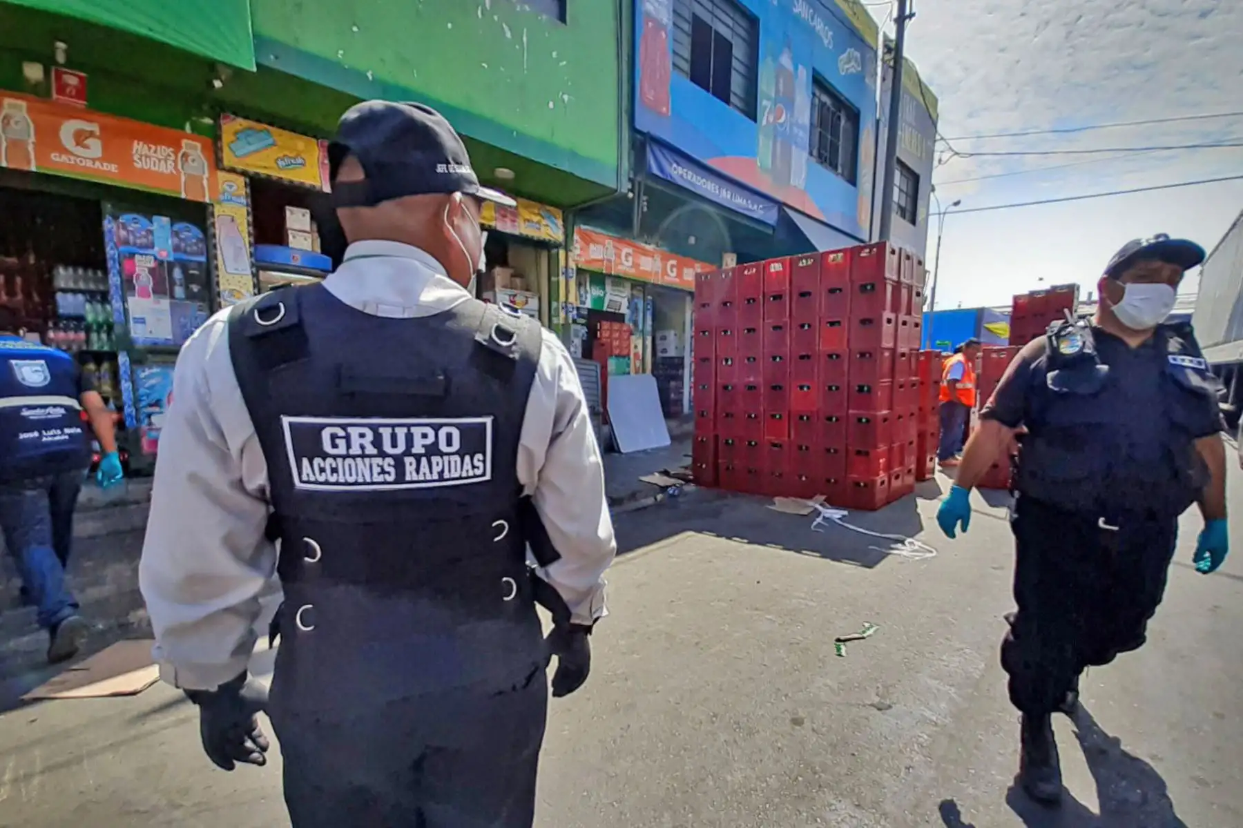 La municipalidad de Santa Anita clausuró dos puestos del mercado mayorista Los Productores que se dedicaban a la venta de cerveza y licor, por no contar con certificado de Defensa Civil y promover la alteración del orden público. Foto: Difusión