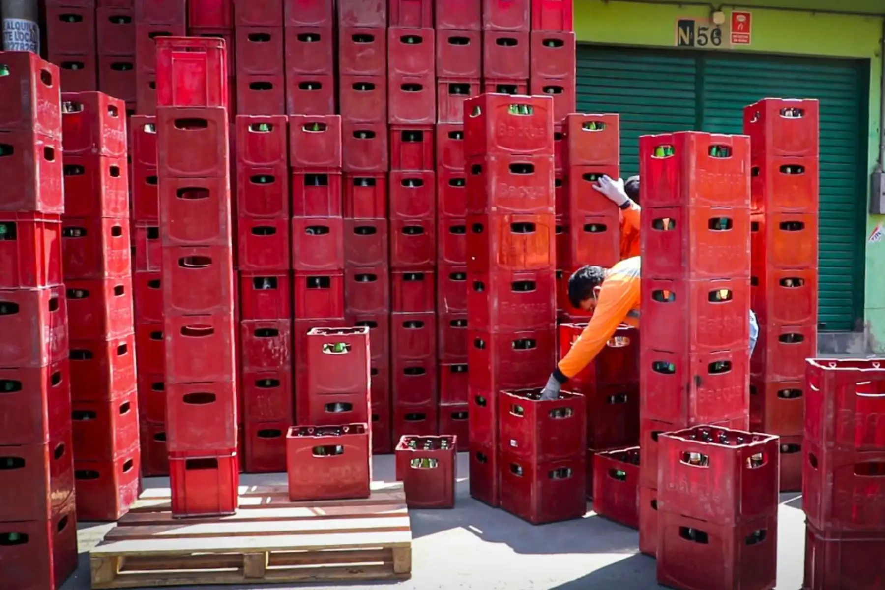 La municipalidad de Santa Anita clausuró dos puestos del mercado mayorista Los Productores que se dedicaban a la venta de cerveza y licor, por no contar con certificado de Defensa Civil y promover la alteración del orden público. Foto: Difusión